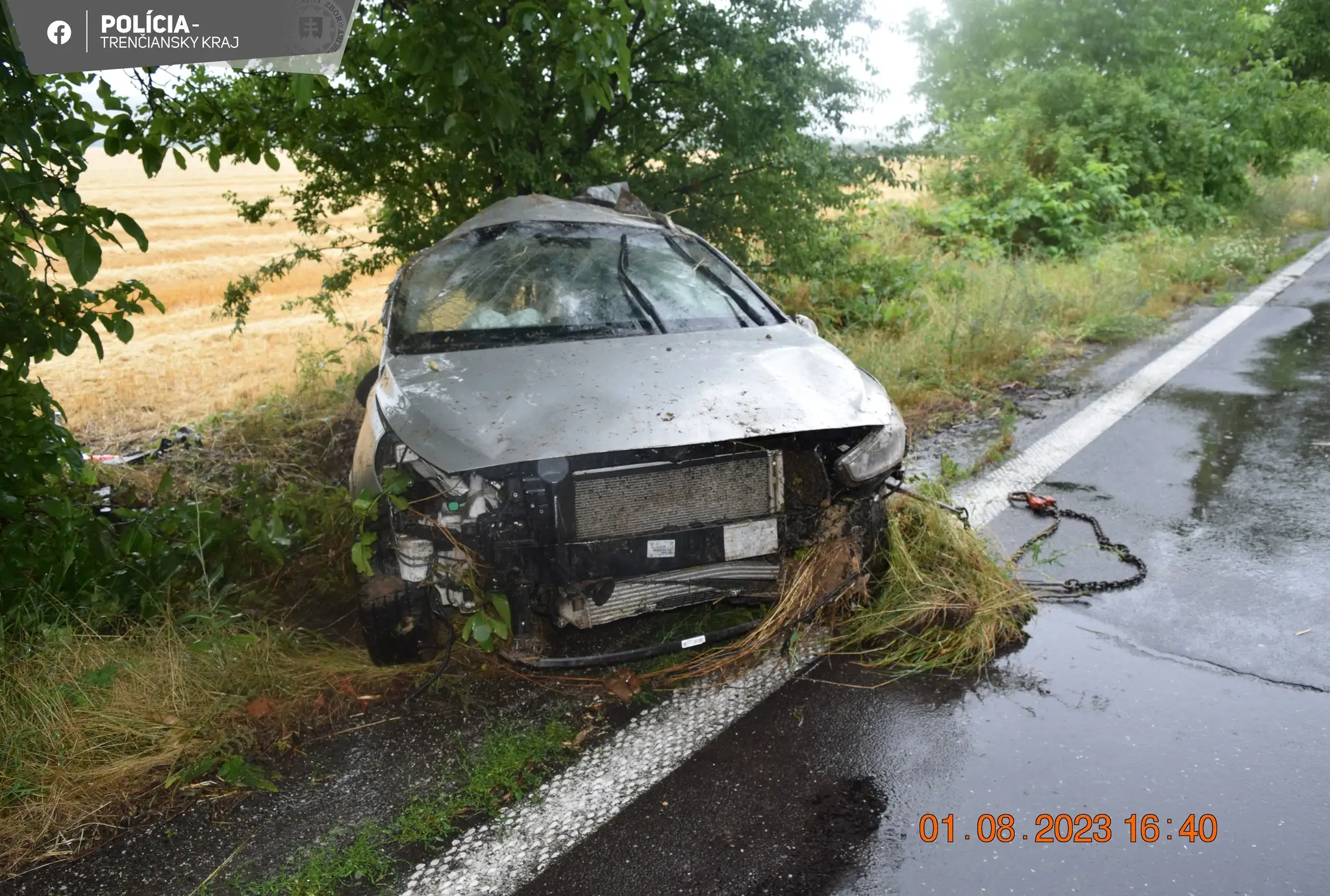 Auto roztrhalo na dve časti