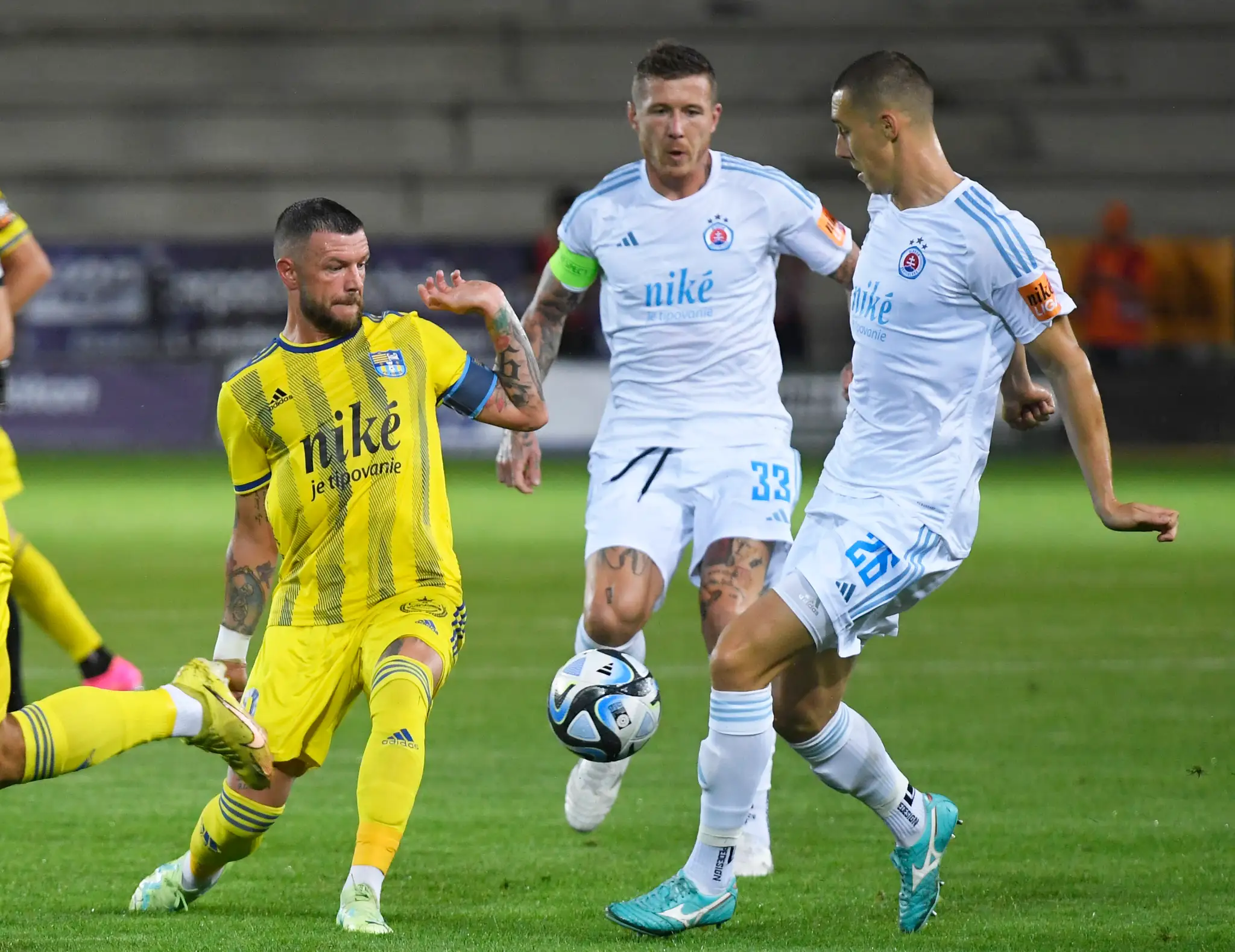 Na snímke vľavo Erik Pačinda (Košice), vpravo Filip Lichý a uprostred jeho spoluhráč Juraj Kucka .