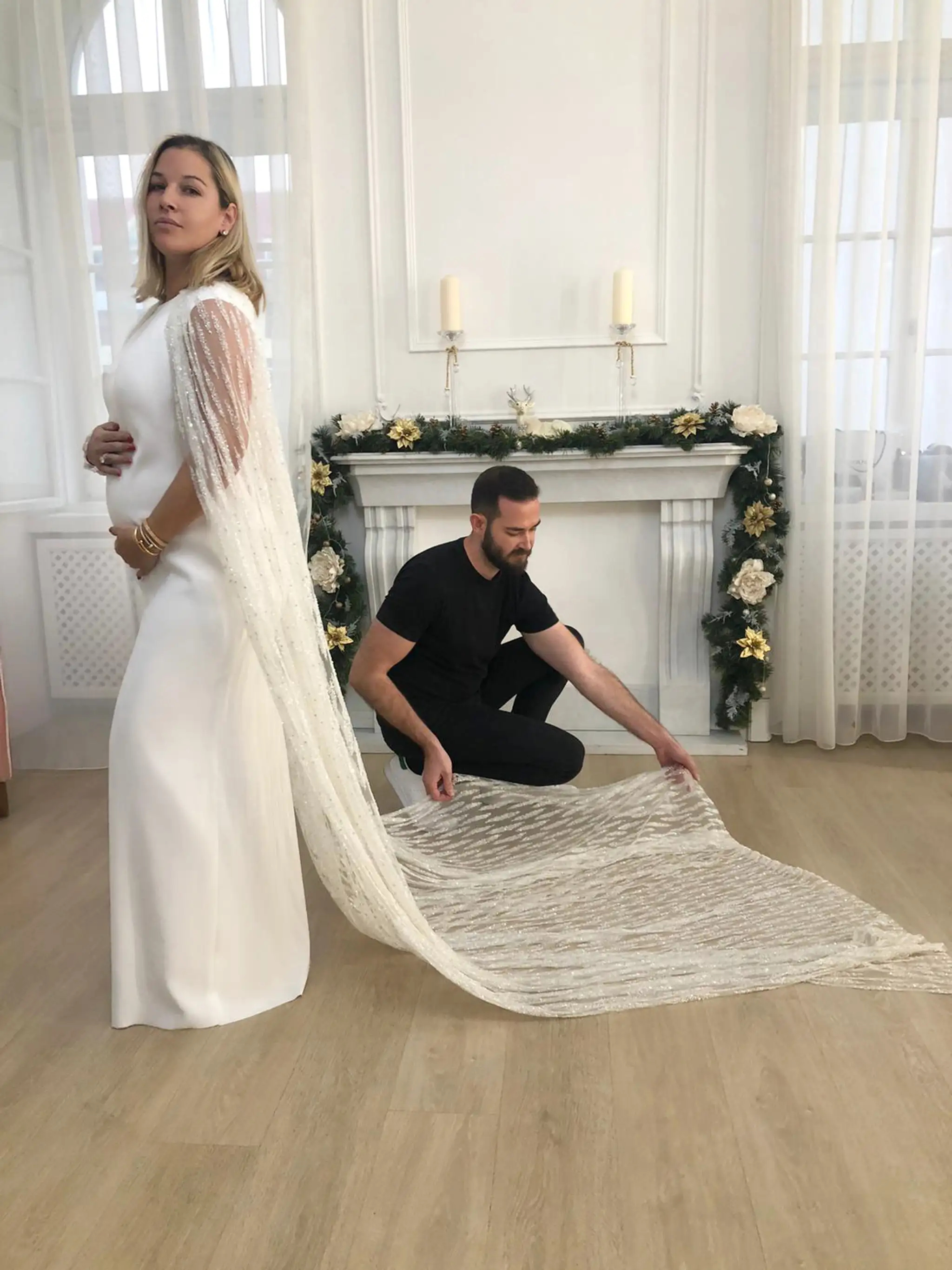 Exkluzívne zábery zo skúšky šiat počas šitia.
