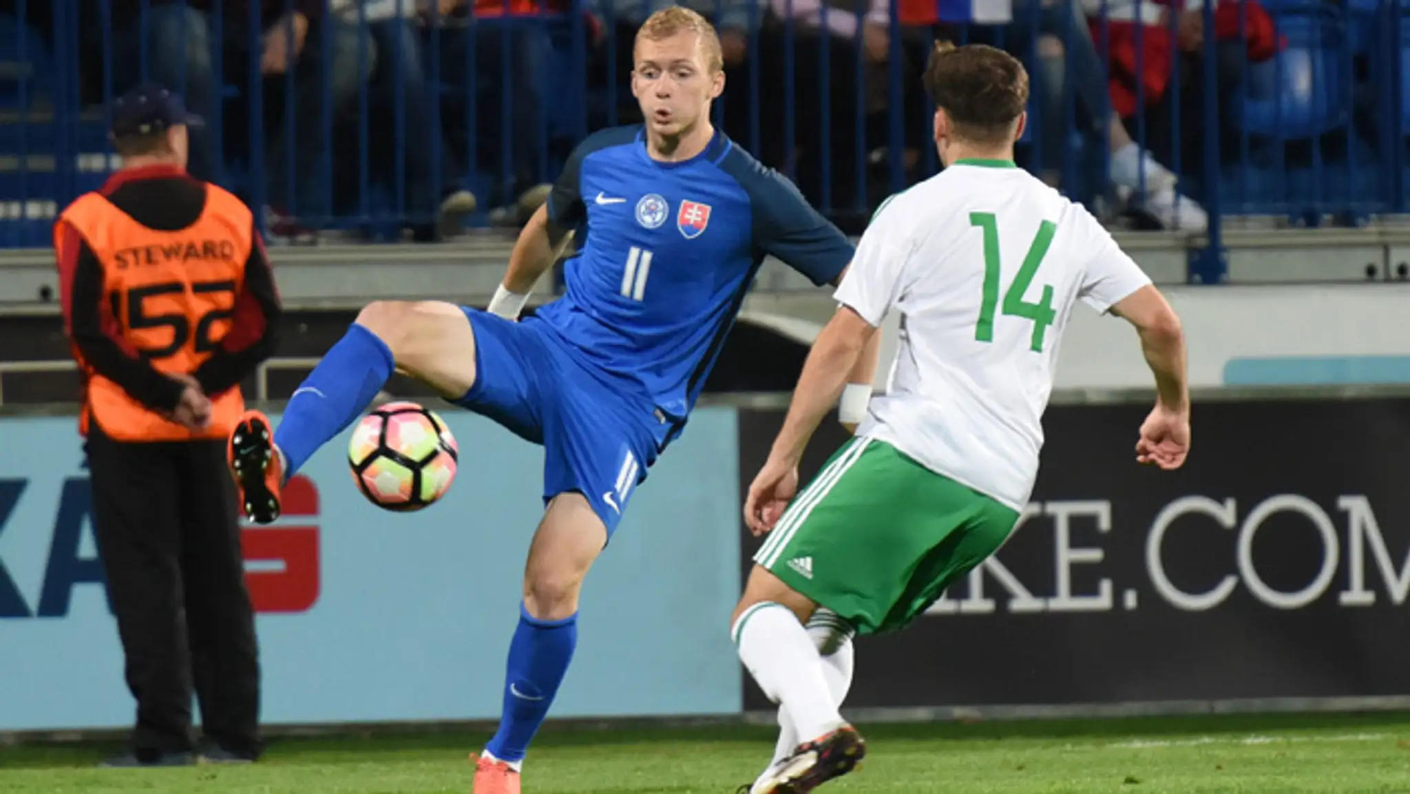Na snímke zľava Lukáš Čmelík (Slovensko) a Ben Doherty (Sev. Írsko)