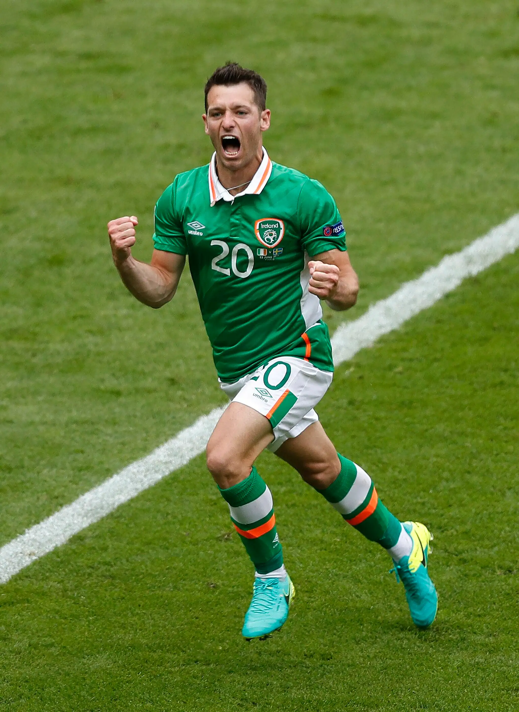 Írsky hráč Wes Hoolahan oslavuje úvodný gól do bránky Švédska vo futbalovom zápase na ME vo Francúzsku.