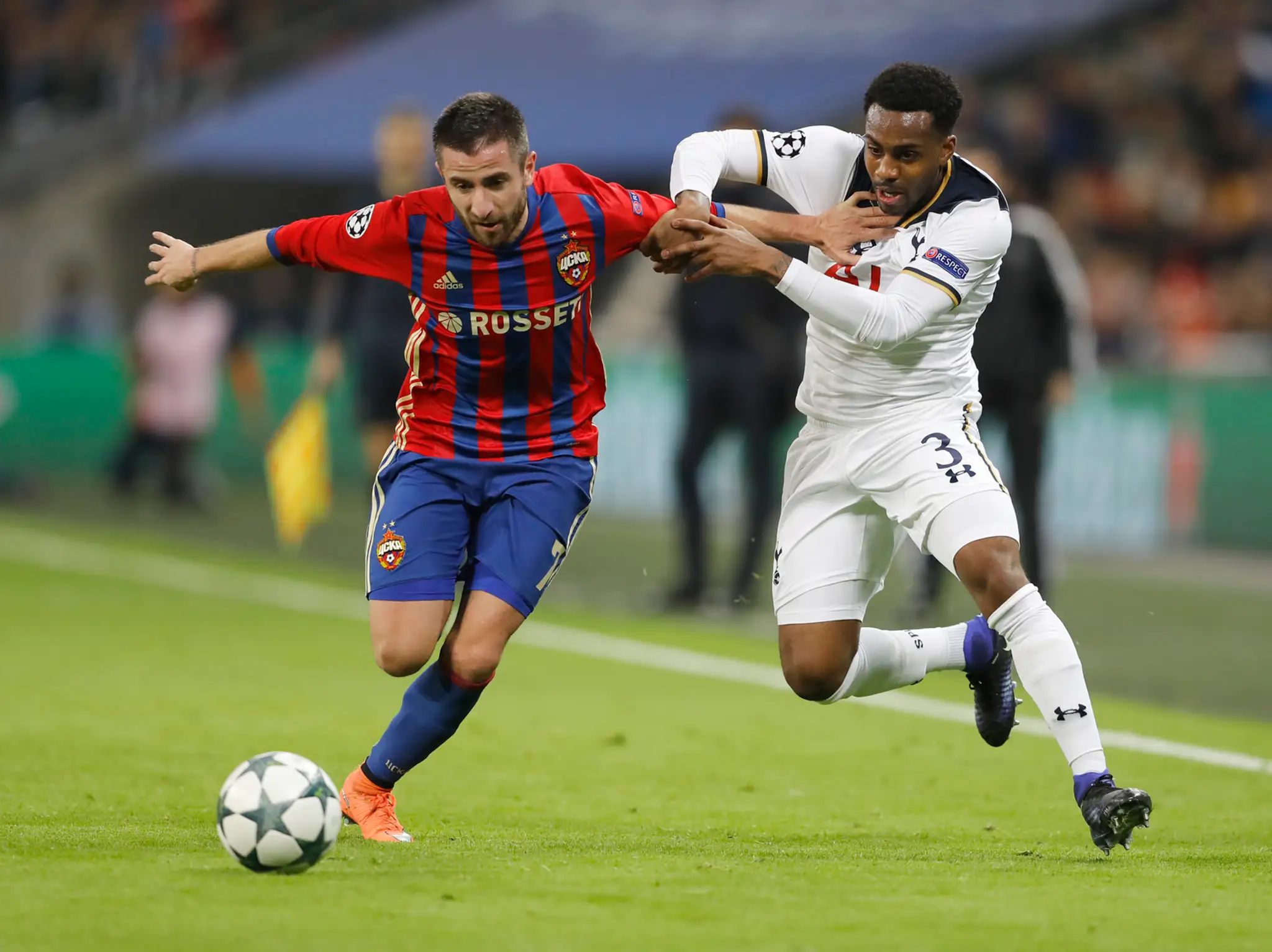 Danny Rose (vpravo) z Tottenhamu v súboji o loptu so Zoranom Tošičom z CSKA Moskva v dueli LM.