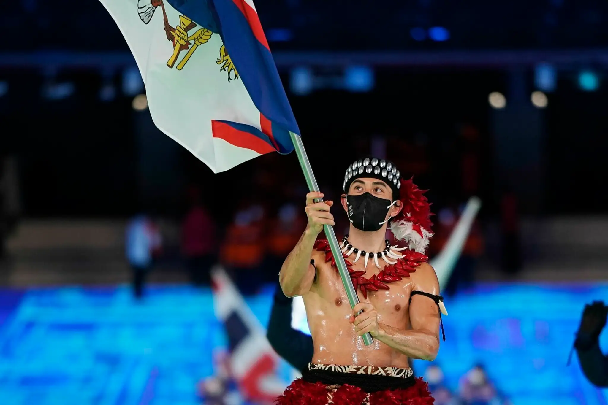 Vlajkonosič Americkej Samoy na otváracom ceremoniáli ZOH 2022.