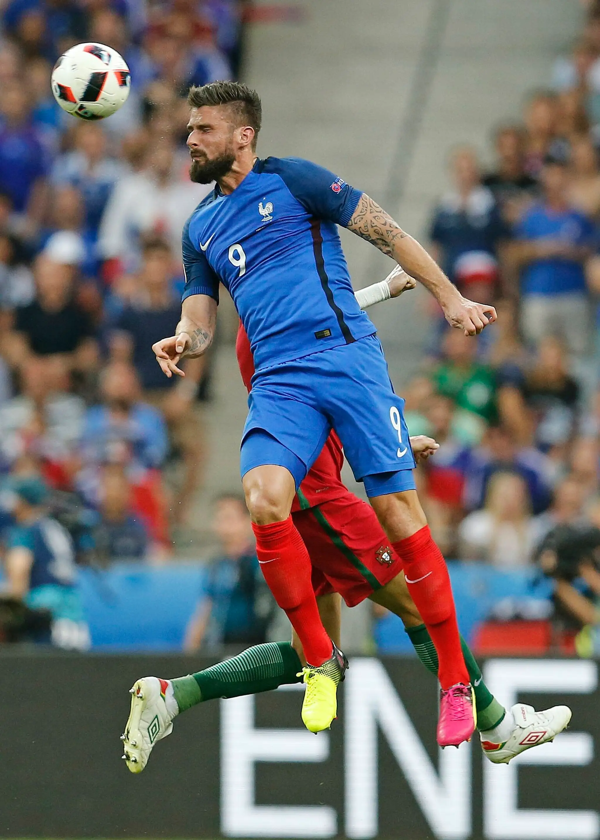 Francúzsky útočník Olivier Giroud hlavičkuje vo finále ME proti Portugalsku.