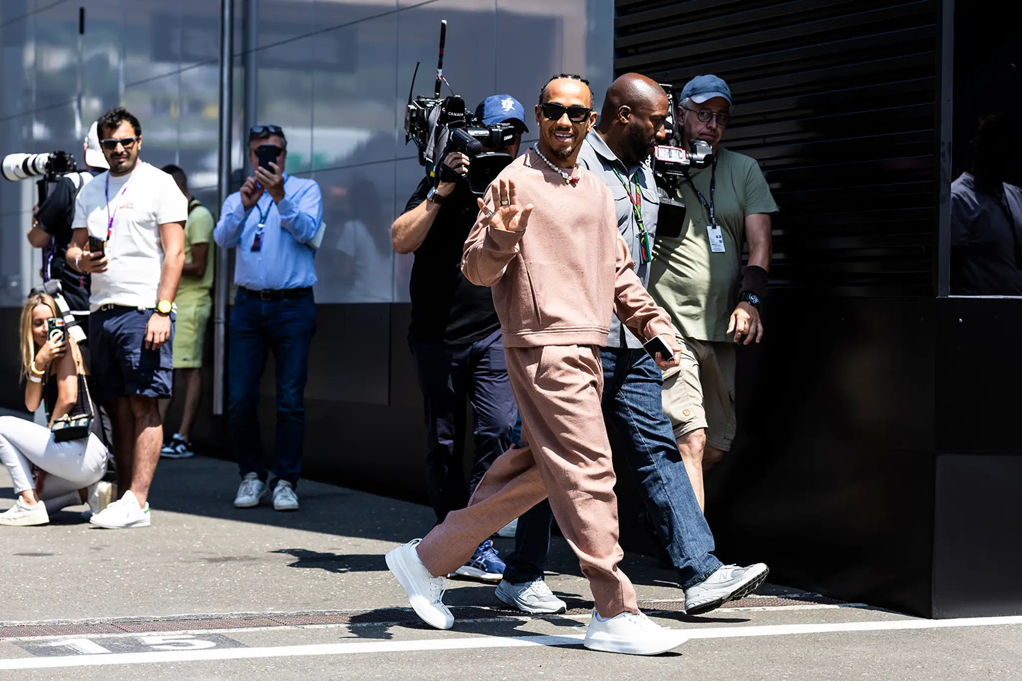 Lewis Hamiltom prichádza na okruh Red Bull ring v Rakúsku.
