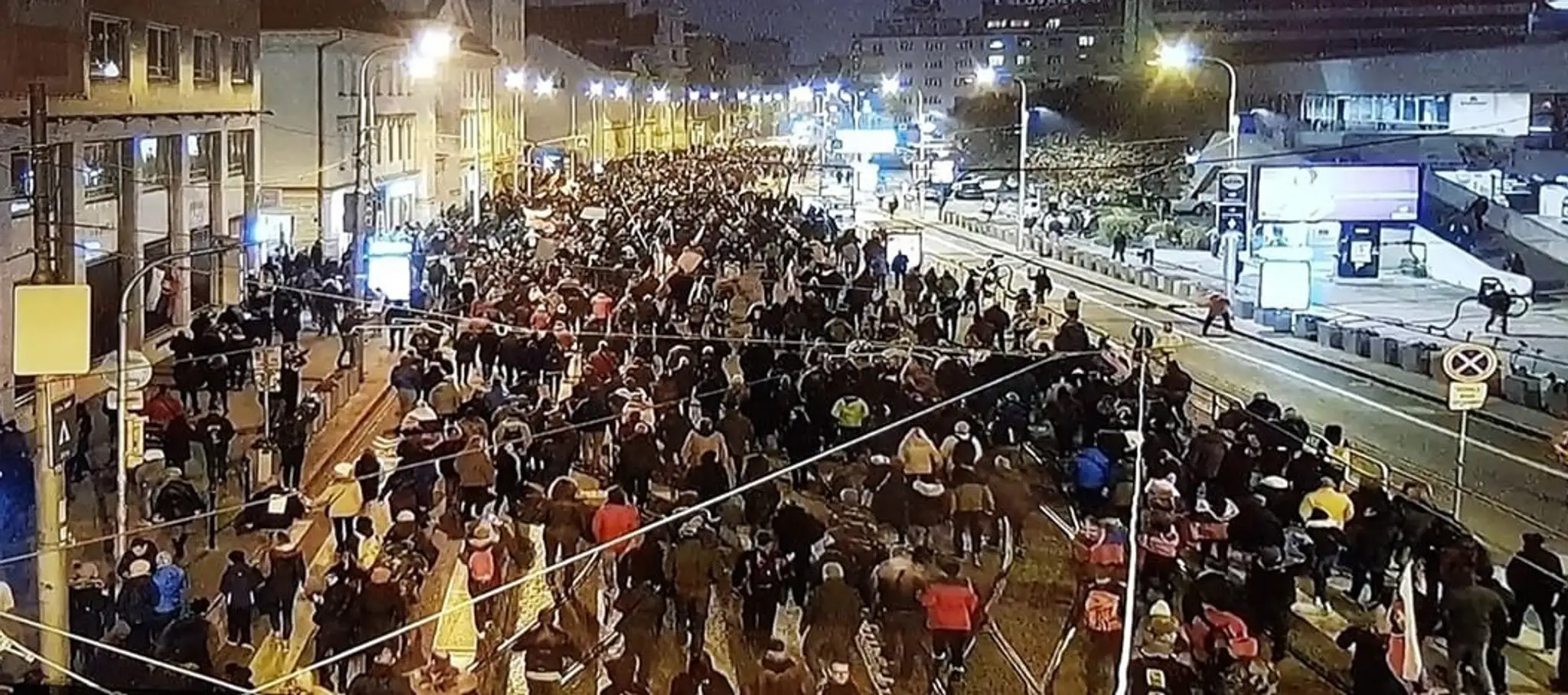 Pochod protestujúcich zo Šafárikovho námestia pred Úrad vlády.