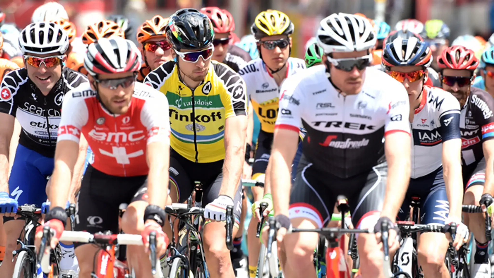 Tretí zľava Peter Sagan z tímu Tinkoff v žltom drese vedúceho pretekára v priebežnom poradí