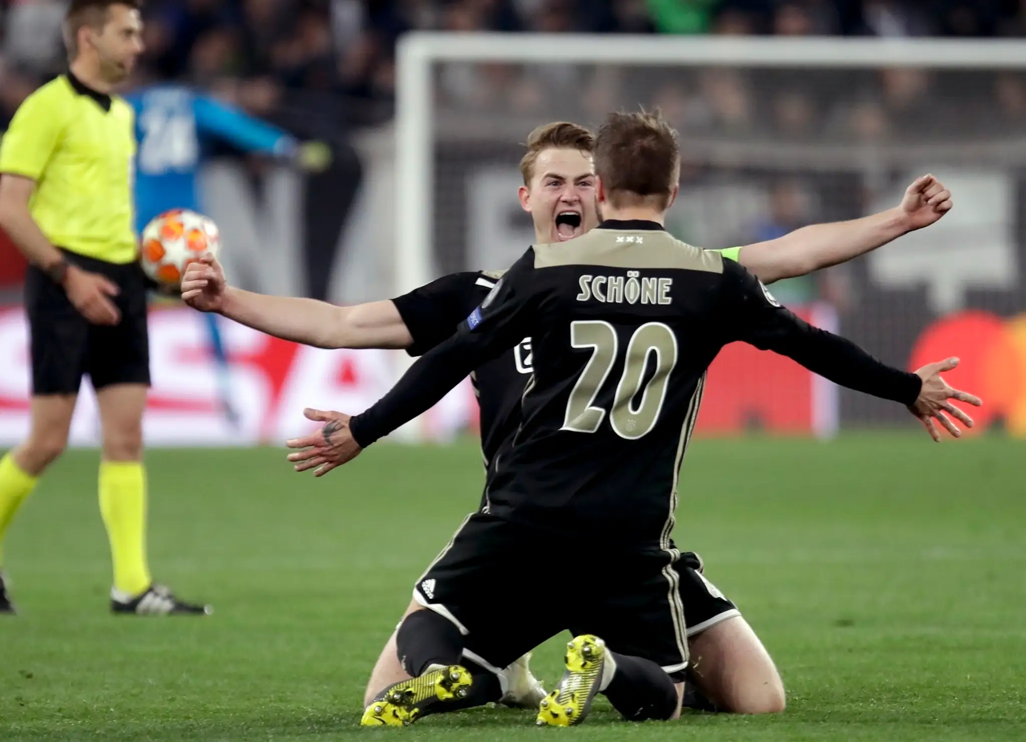 Rozhodca Clement Turpin reaguje po posúdení VAR v odvete štvrťfinále LM medzi Juventusom Turín a Ajaxom Amsterdam.