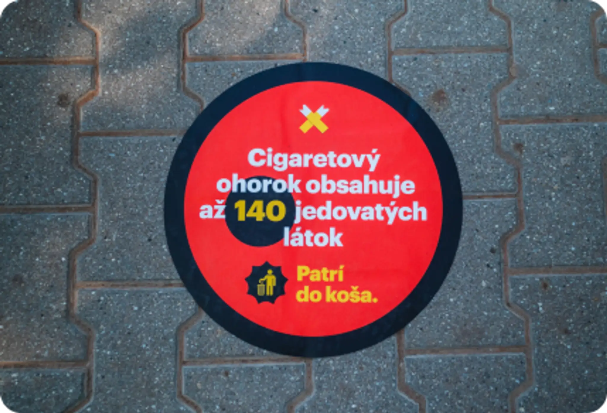 Nálepky na chodníkoch