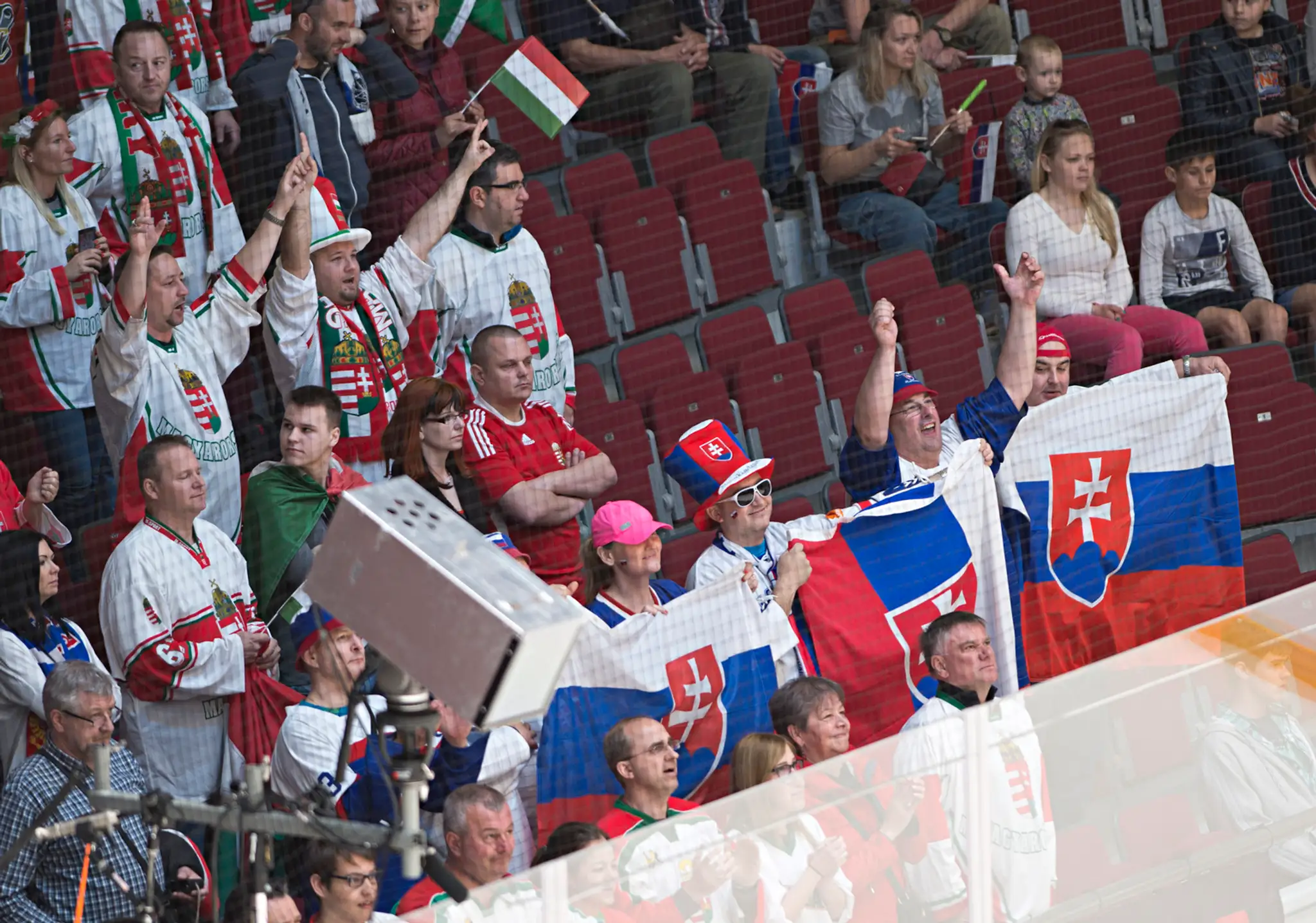 Slovenskí a maďarskí fanúšikovia počas vzájomného duelu na MS v Rusku.