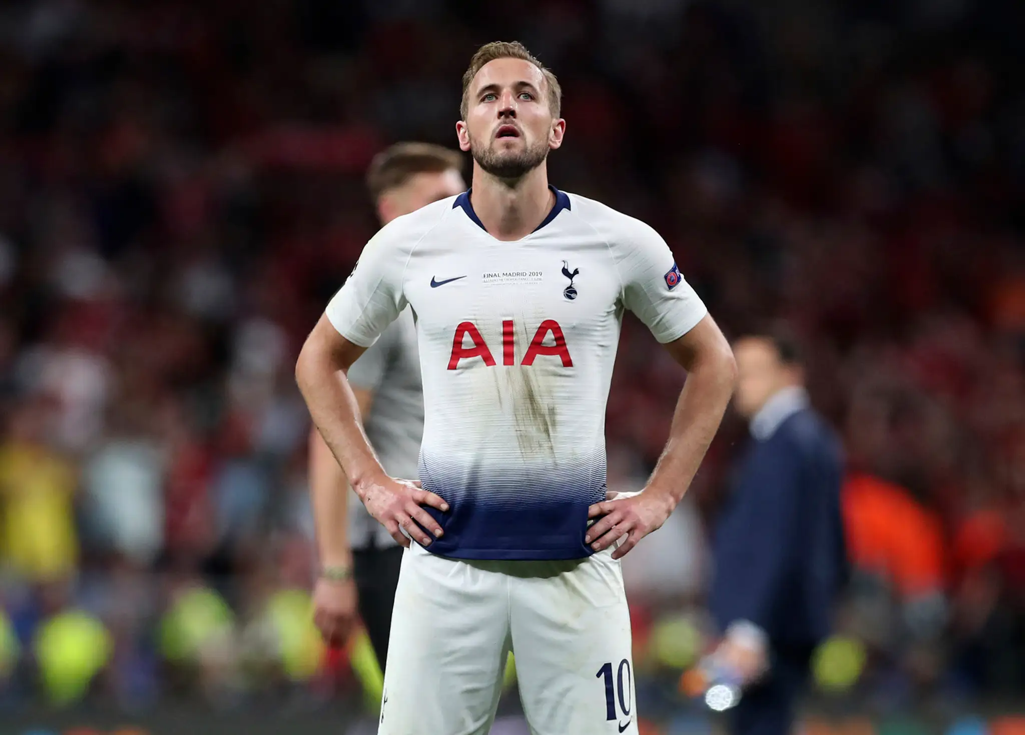 Divock Origi (vpravo) z Liverpoolu vstupuje na trávnik vo finále LM proti Tottenhamu za spoluhráča Roberta Firmina.