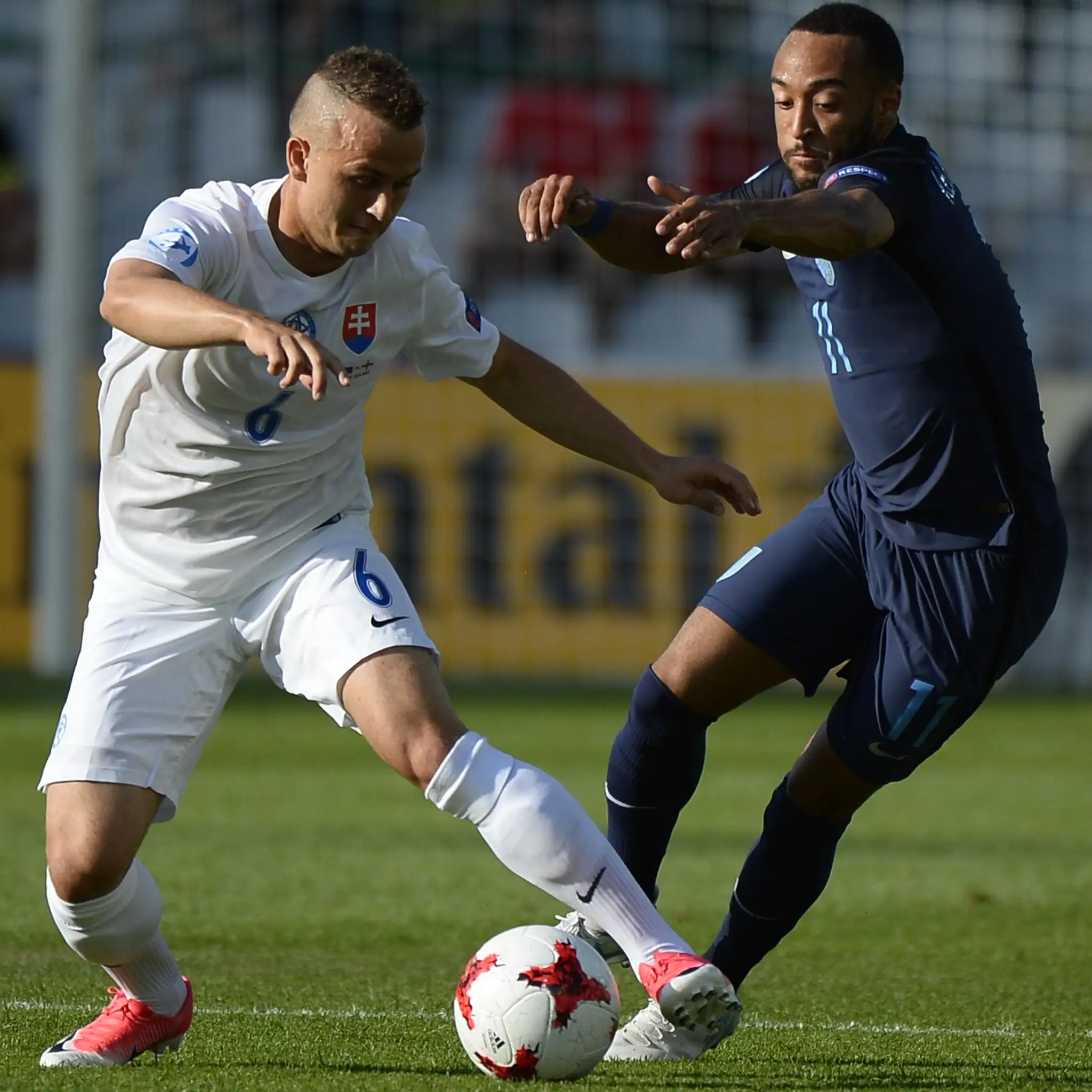 Stanislav Lobotka (vľavo) bojuje o loptu s Angličanom Nathanom Redmondom v zápase ME 21.