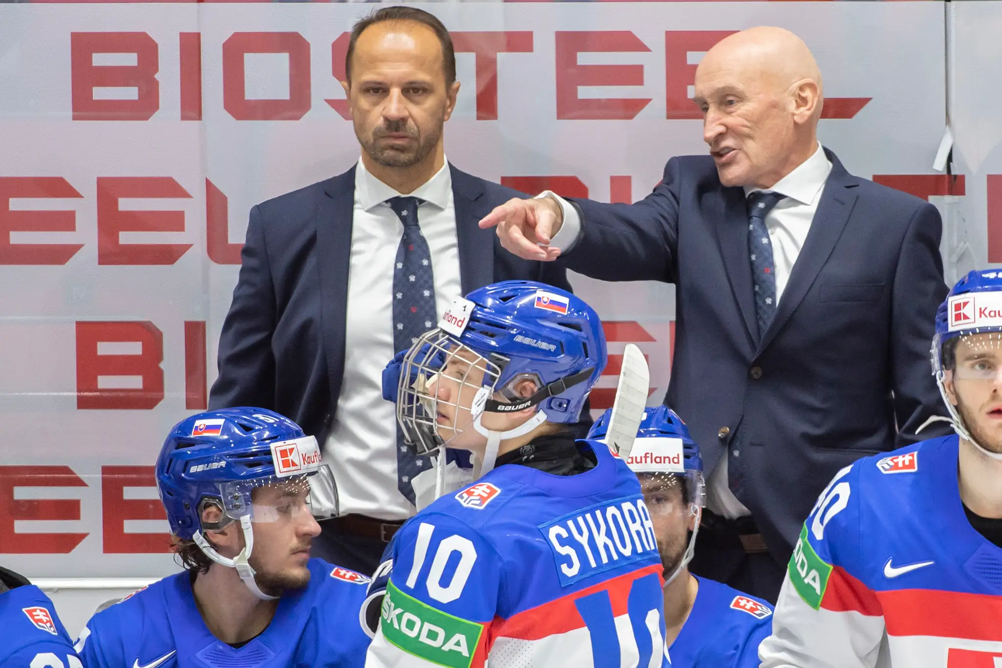 Craig Ramsay a Ján Pardavý dávajú hráčom inštrukcie.