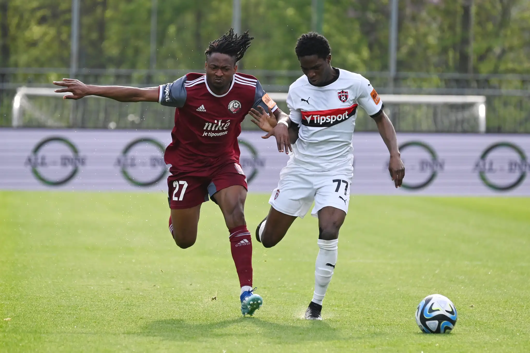 Na snímke vpravo hráč Trnavy Kazeem Bolaji a hráč Podbrezovej Ridwan Sanusi.