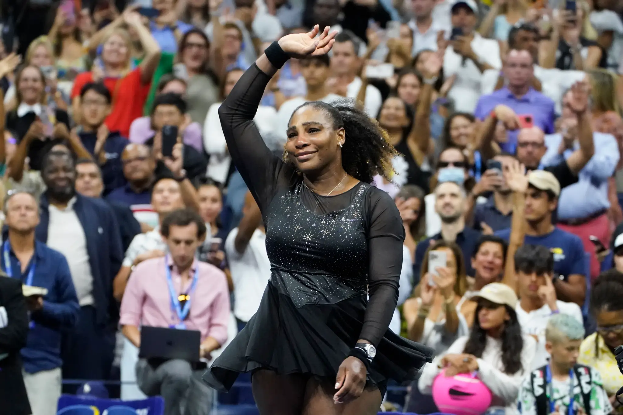 Serena Williamsová prehrala s Aljou Tomljanovičovou po trojhodinovej bitke 5:7, 7:6 (4) a 1:6.