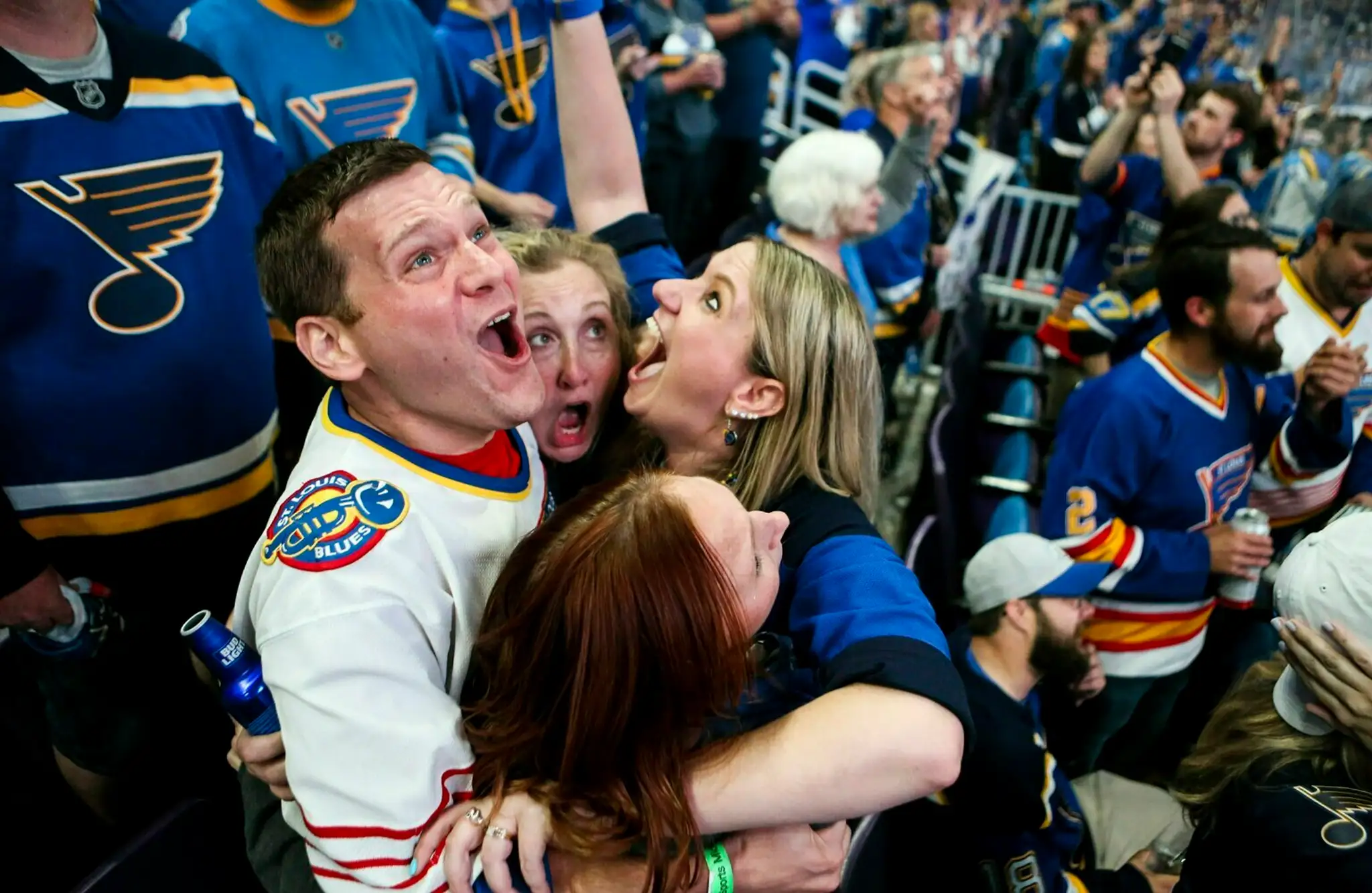 Zľava Zdeno Chára a Tuukka Rask z Bostonu zastavujú puk v siedmom finálovom dueli proti St. Louis.
