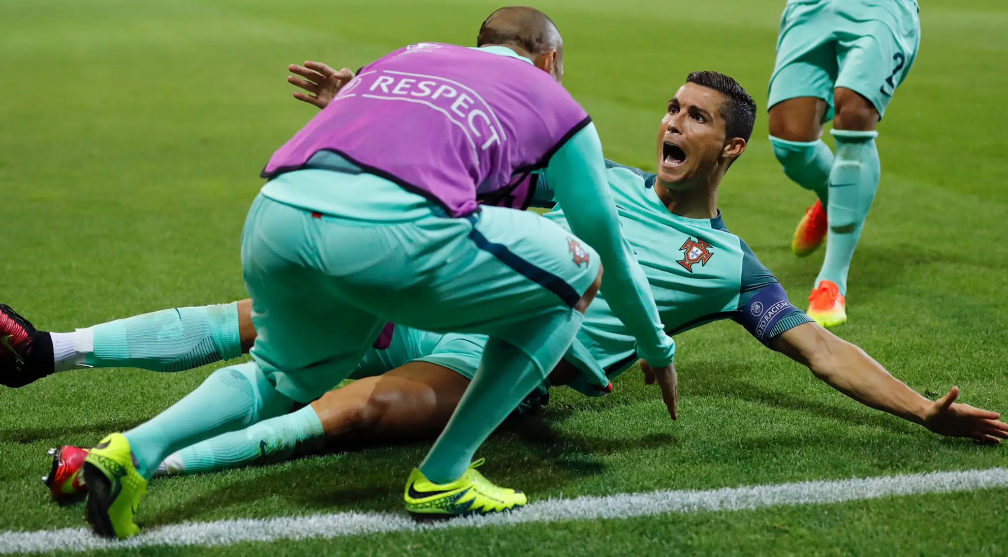 Cristiano Ronaldo sa teší z gólu Portugalska do siete Walesu v semifinále ME.