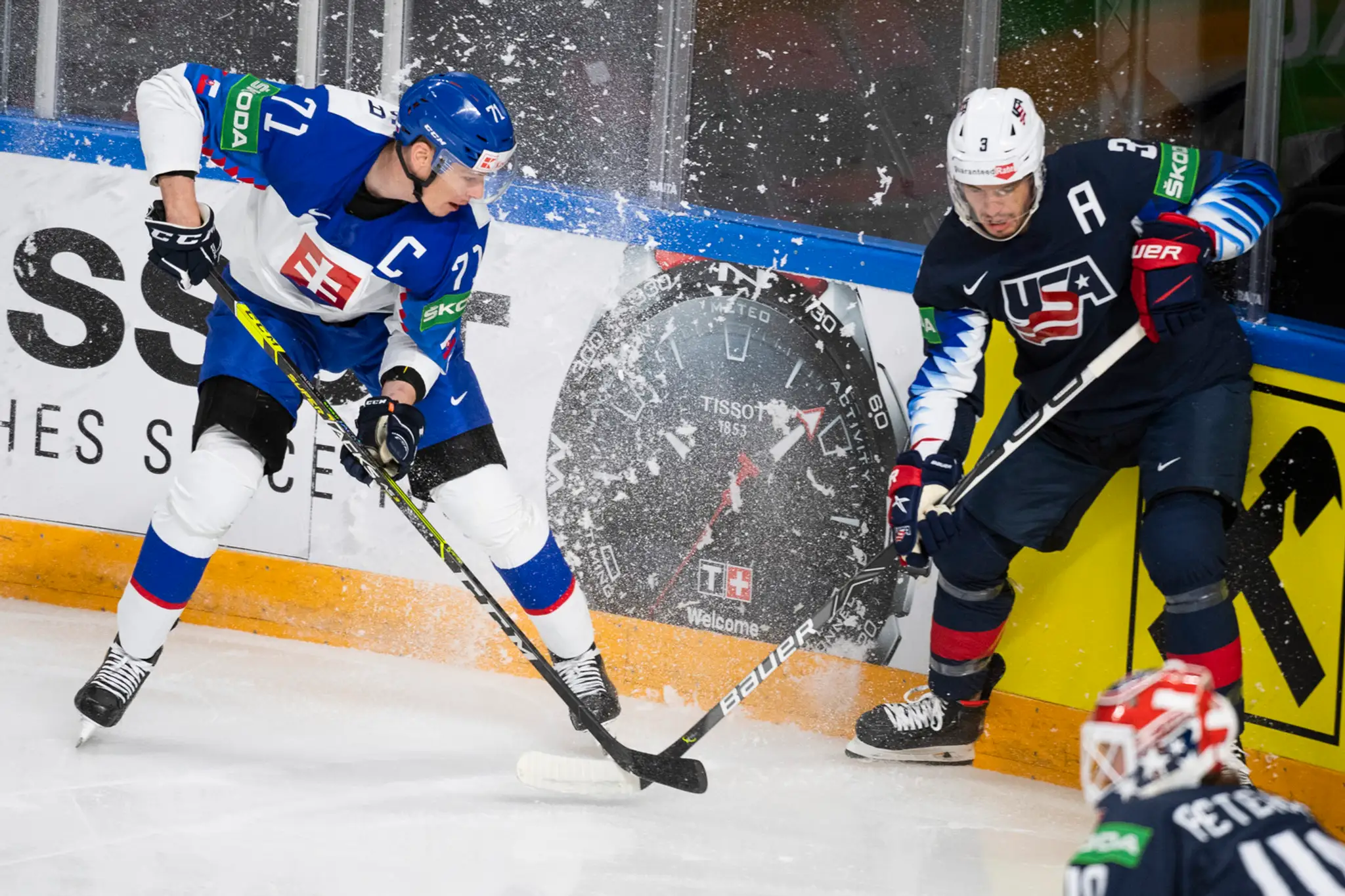 Americkí hokejisti sa tešia z gólu vo štvrťfinále MS 2021 proti Slovensku.