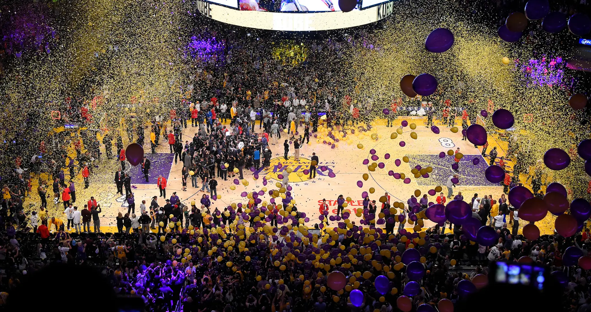 Balóny a konfety na palubovke počas rozlúčky s hráčom Los Angeles Lakers Kobeom Bryantom.