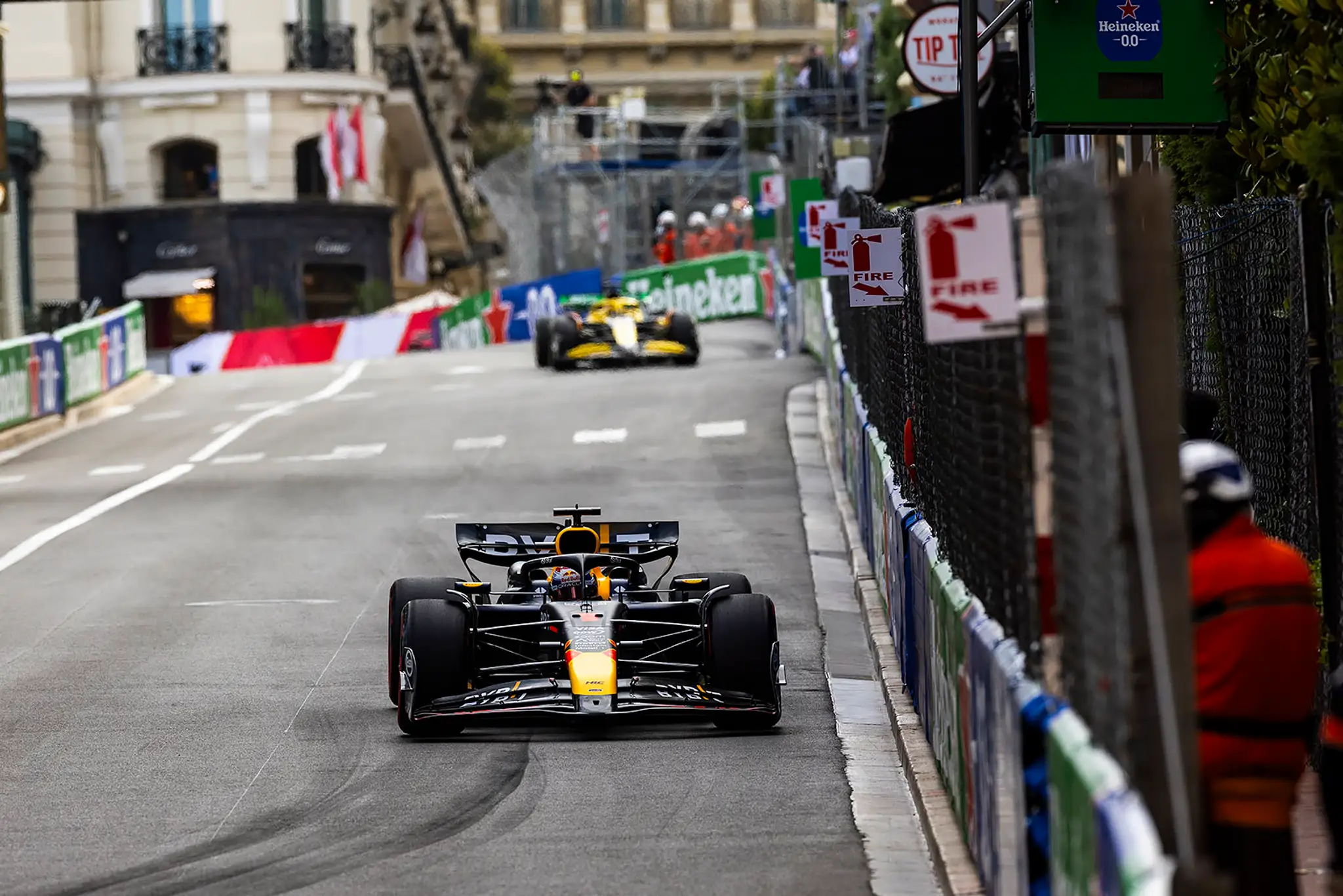 Max Verstappen bol už v piatok po tréningoch dosť rozladený.