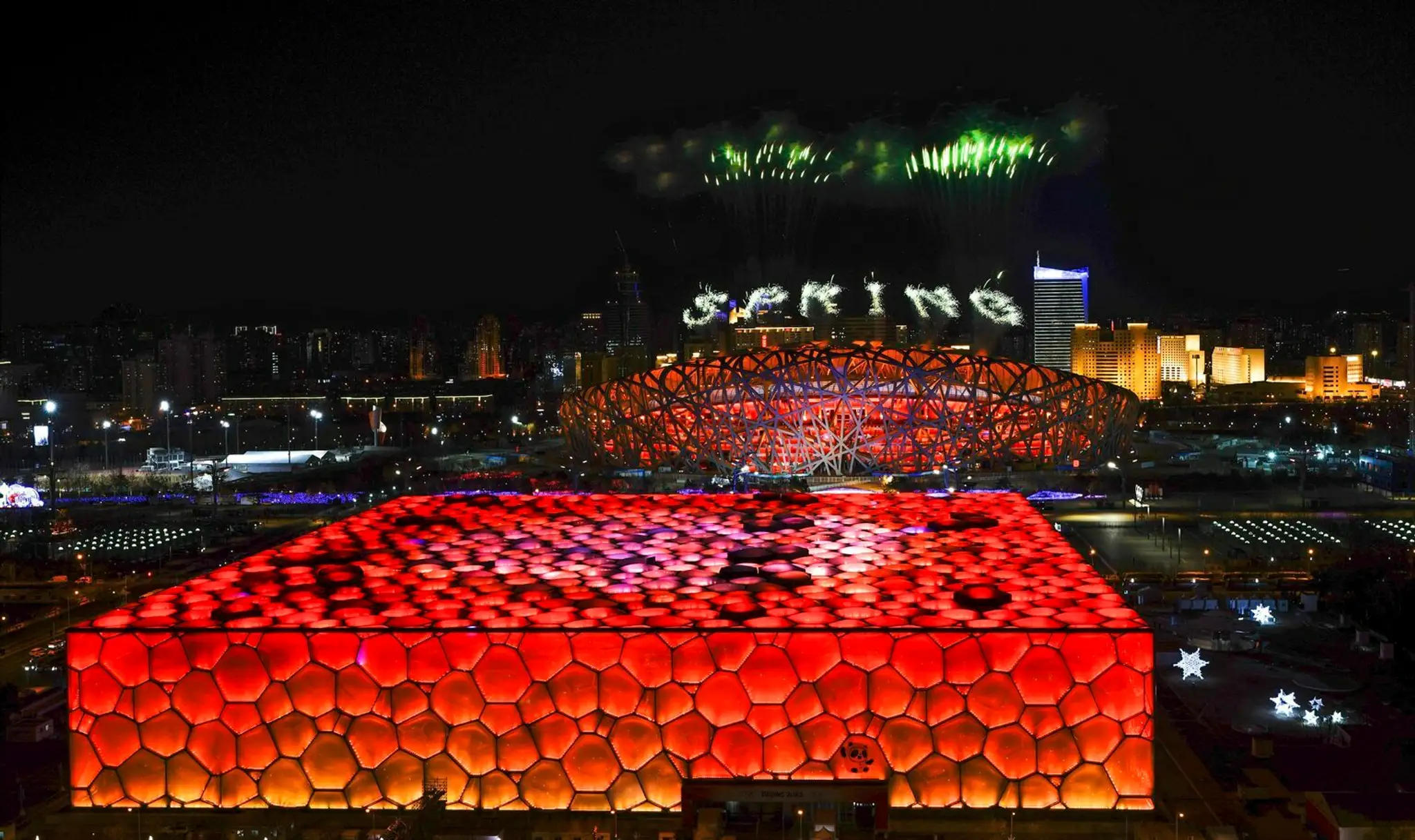 Ohňostroj počas otváracieho ceremoniálu ZOH 2022.