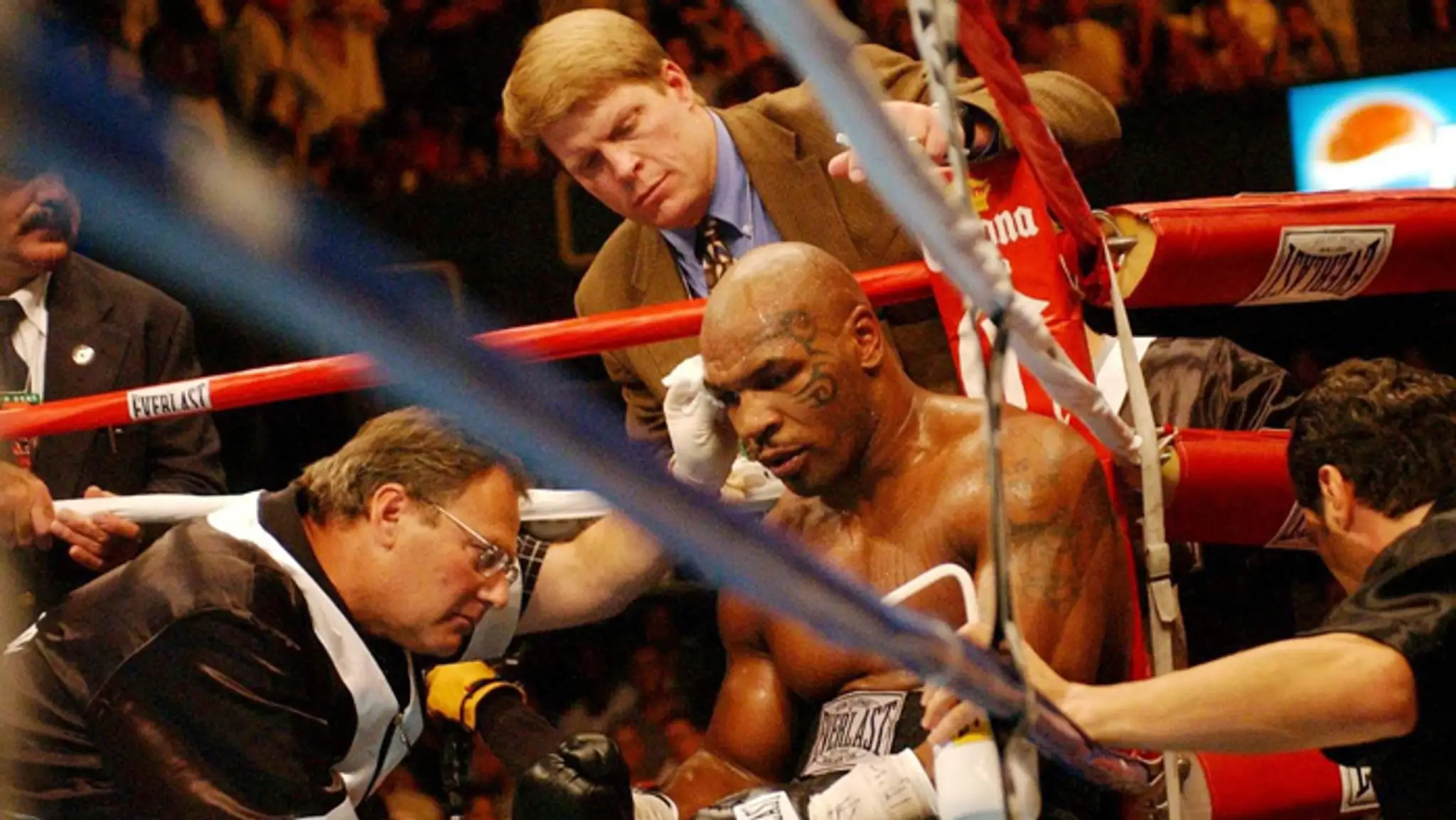 Mike Tyson sedí vo svojom rohu po prehre s Dannym Williamsom (31. júla 2004).