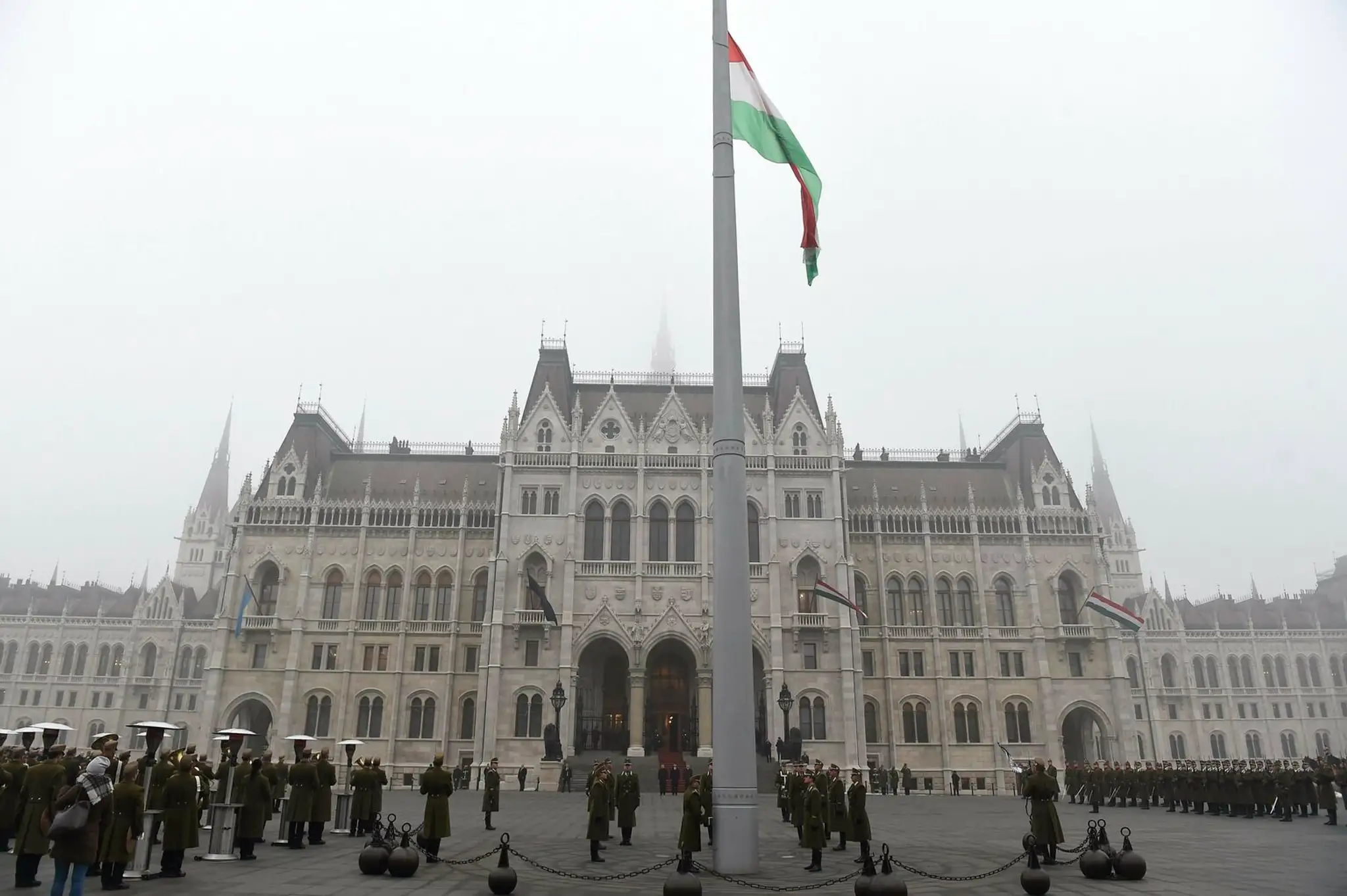 Maďarská štátna vlajka veje na pol žrde pred budovou parlamentu.