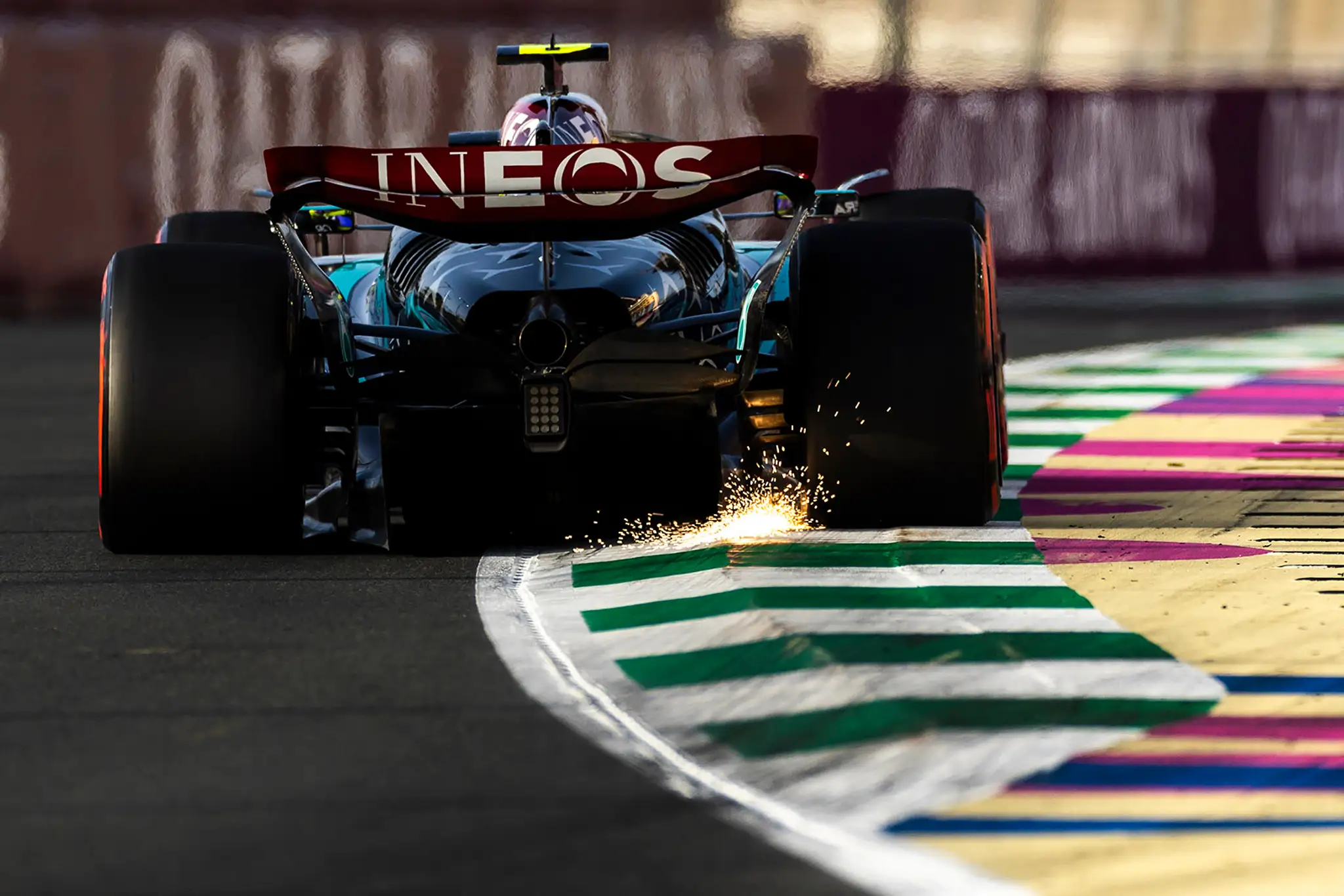 Detail na monopost Lewisa Hamiltona.