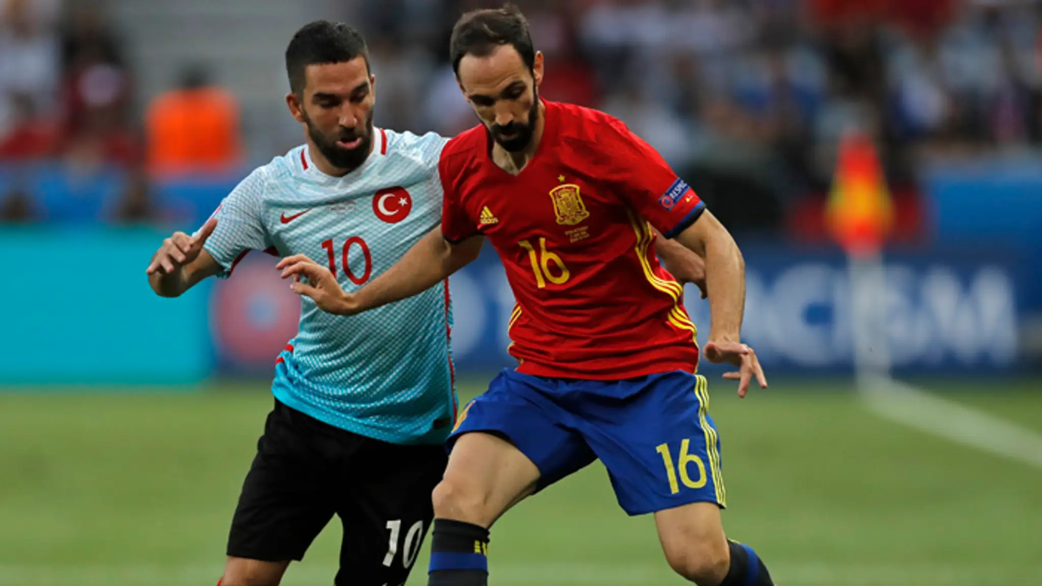 Španielsky futbalista Juanfran (vpravo) a Arda Turan z Turecka.
