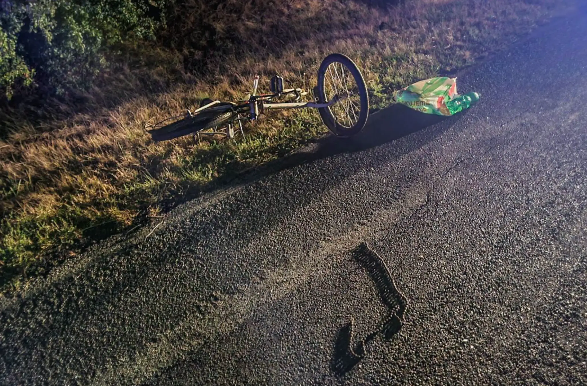 Zábery na zničený bicykel po tragickej nehode v okrese Trebišov.