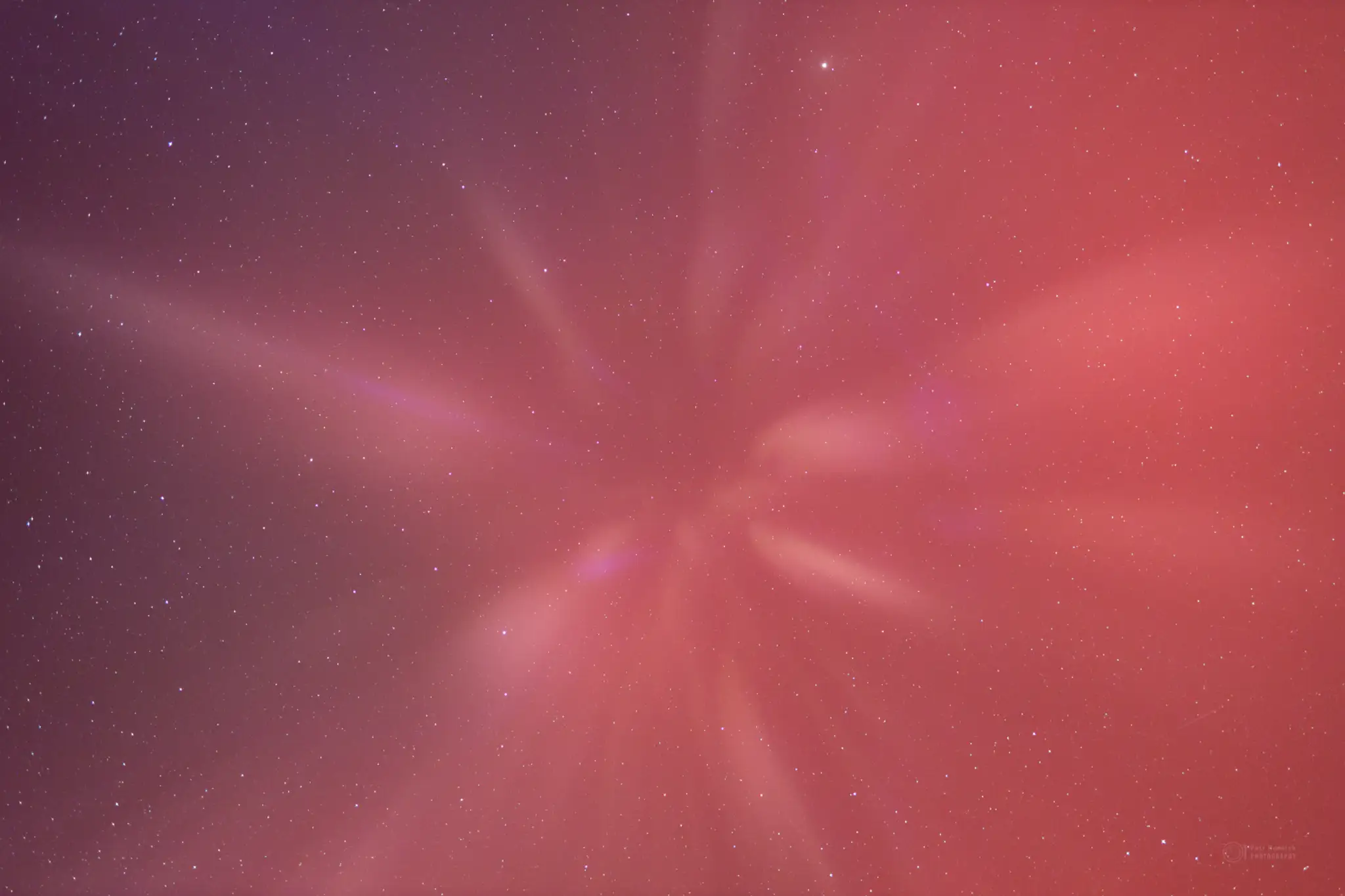 Polárna žiara i takzvaný aurorálny anjel nad obcou Záhořice.
