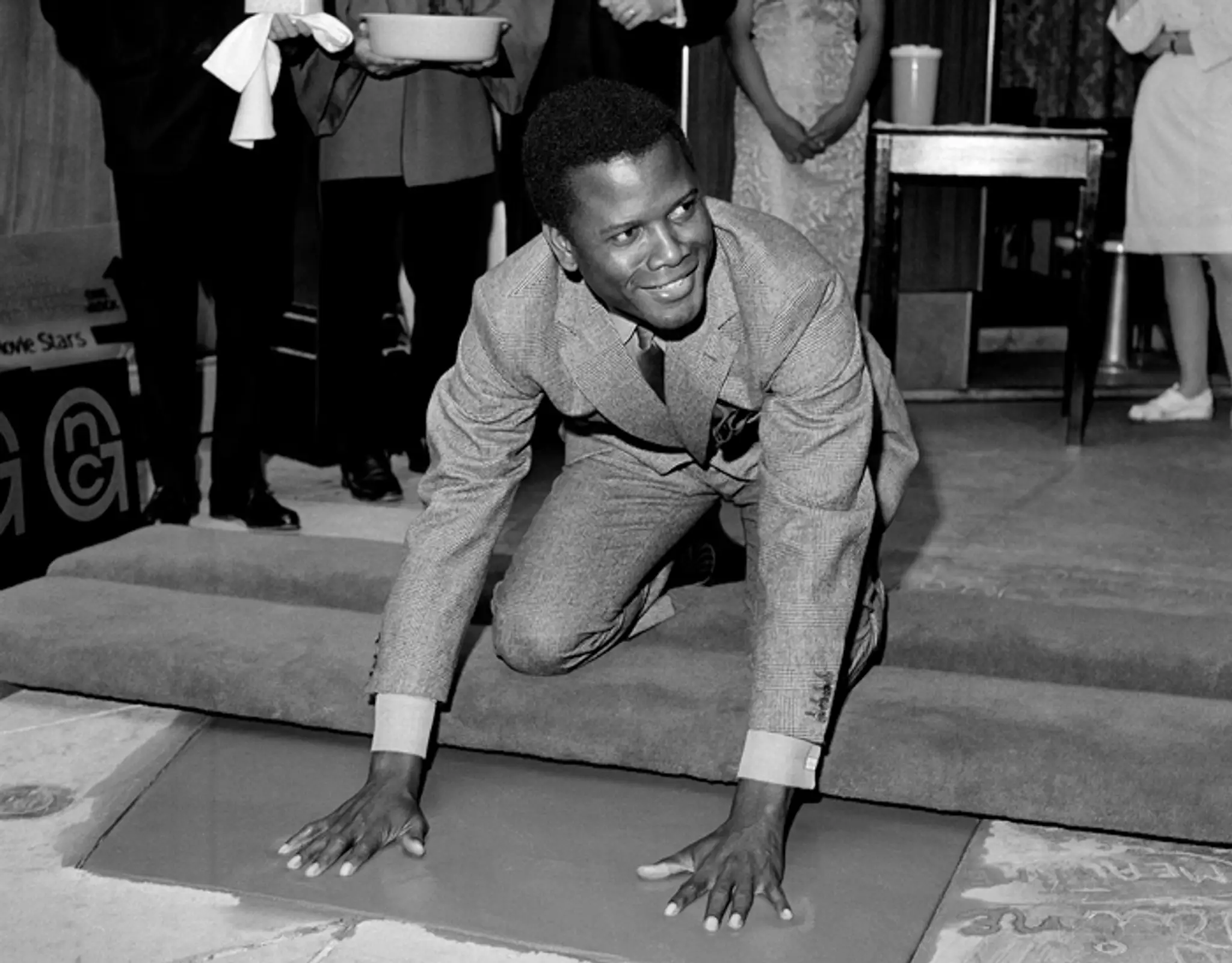 Na snímke z 23. júna 1967 americký herec Sidney Poitier pri hollywoodskom chodníku slávy v Los Angeles.