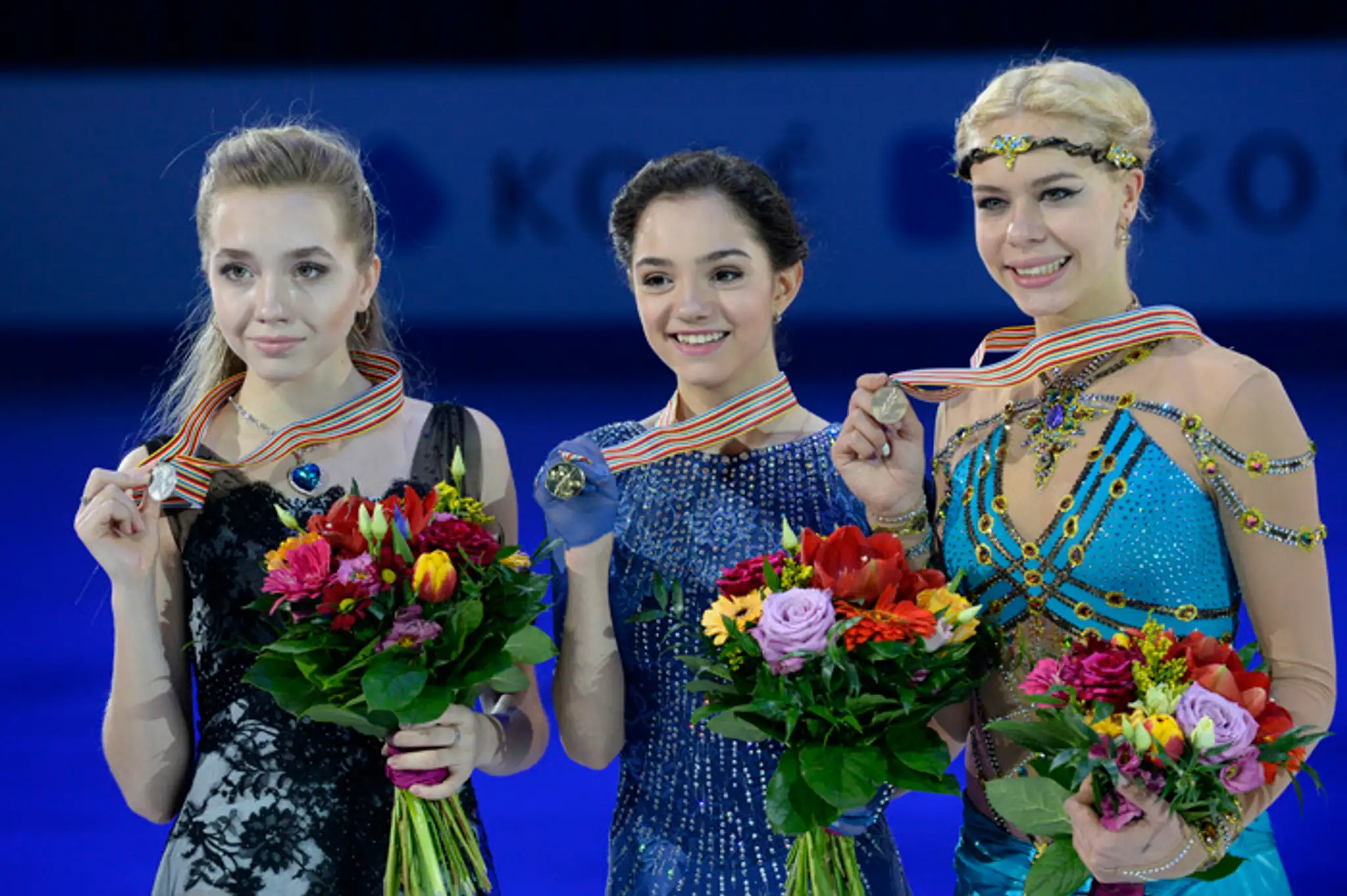 Rusky na stupni víťazov: zlatá Jevgenija Medvedevová, strieborná Jelena Radionovová (vľavo) a bronzová Anna Pogorilá na ME.