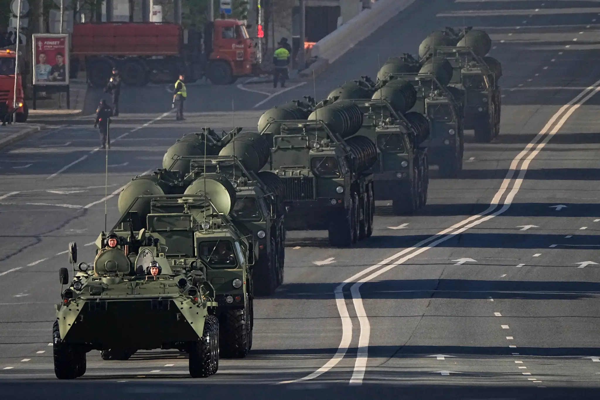 Na snímke ruské armádne protilietadlové raketové systémy S-400 Triumf stredného a veľkého dosahu sa presúvajú metropolou Ruska na Červené námestie v Moskve