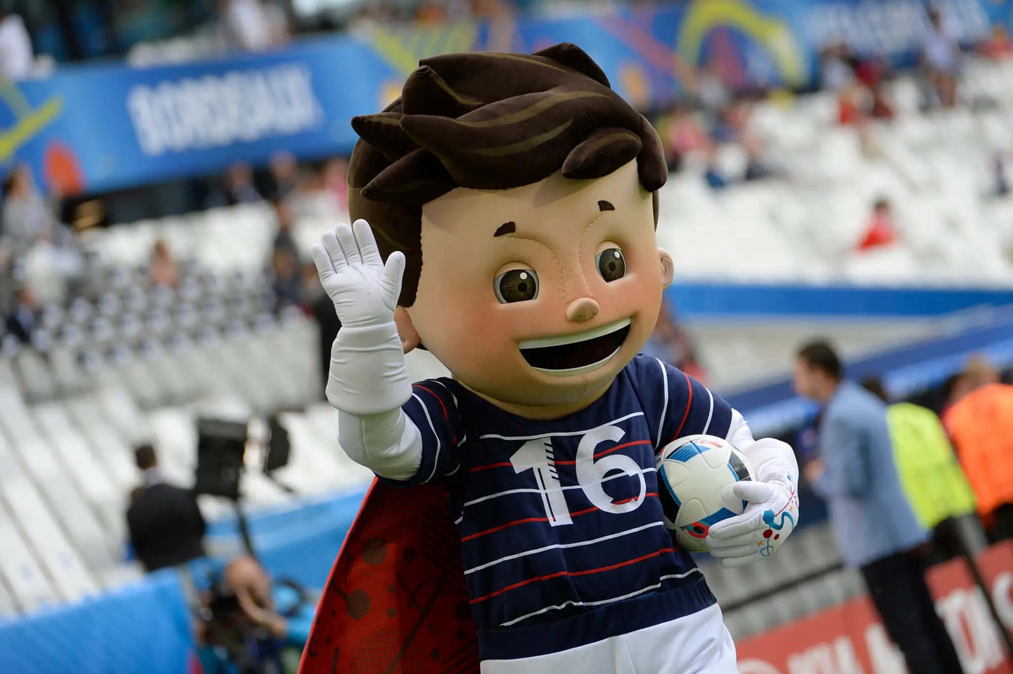 Na snímke maskot šampionátu Super Victor pred zápasom B-skupiny na majstrovstvách Európy vo futbale medzi Walesom a Slovenskom.
