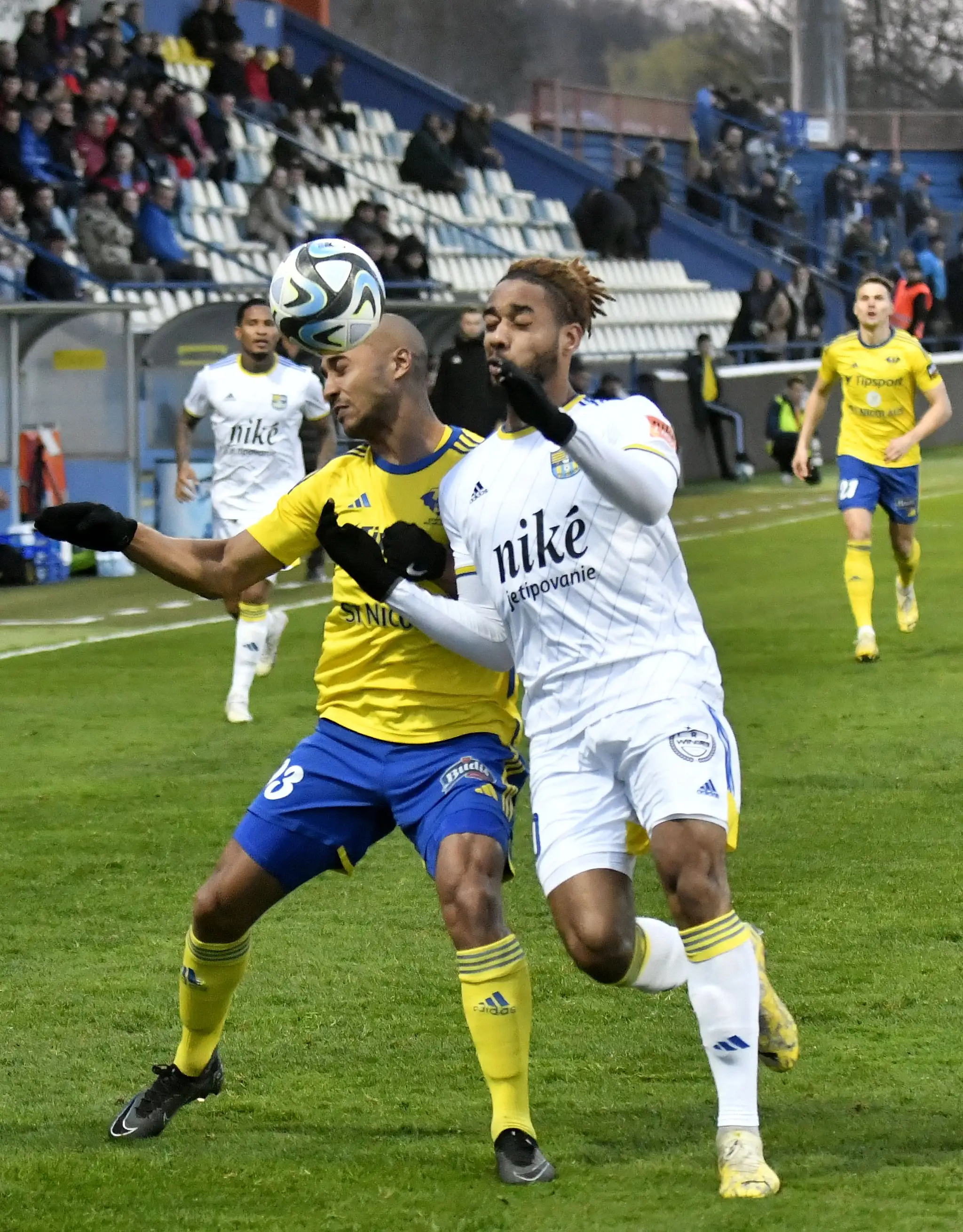 Zľava Gino Van Kessel (Michalovce) a Nassim Innocenti (Košice) v zápase 2. kola nadstavbovej časti Niké ligy skupiny o udržanie sa.