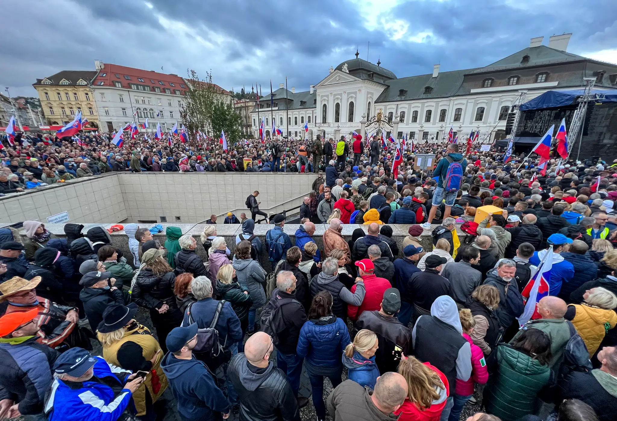 Účastníci protivládneho stretnutia občanov SR na Hodžovom námestí 20. septembra 2022 v Bratislave.