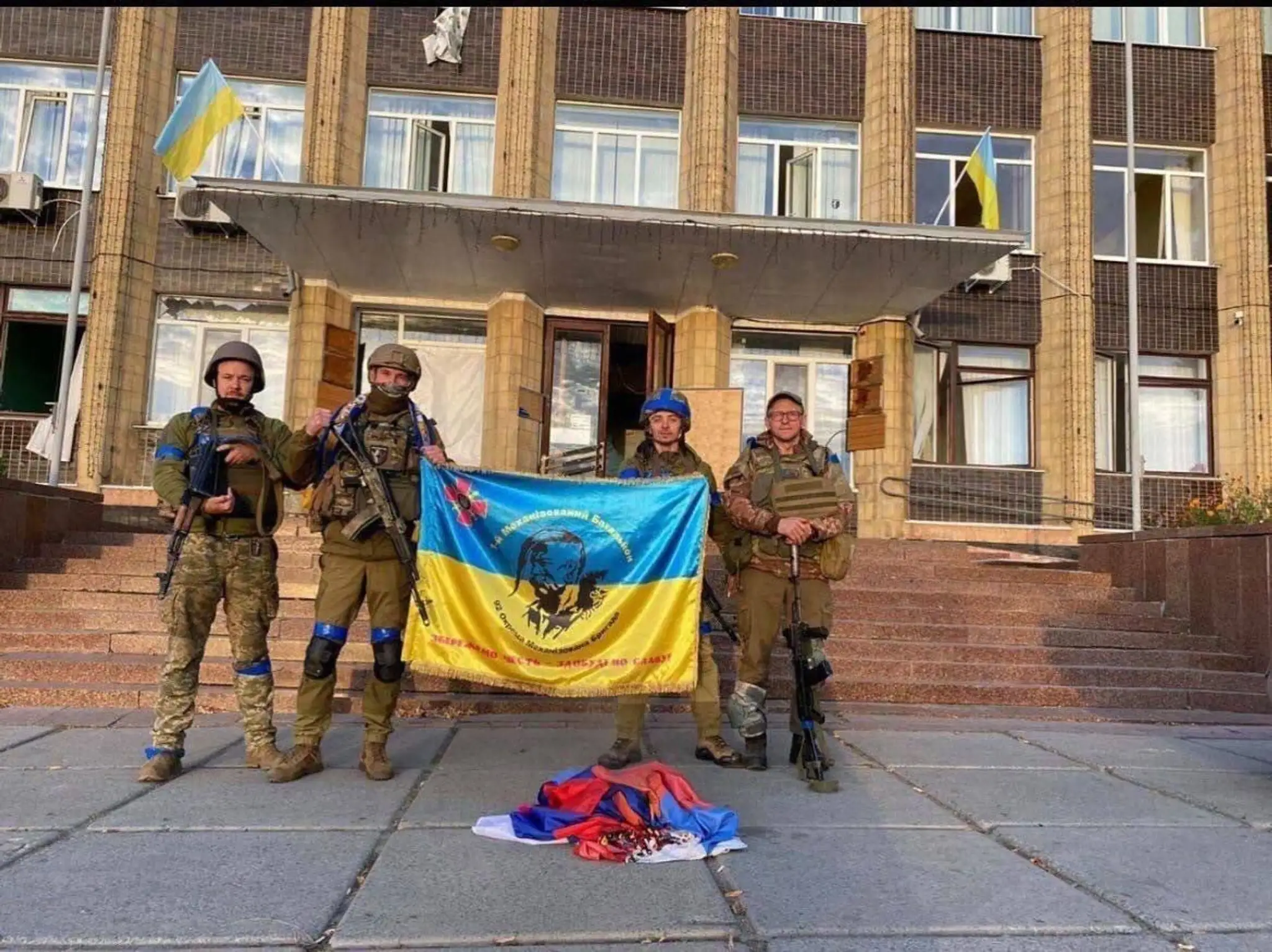 Ukrajinskí vojaci pred radnicou v Kupiansku.