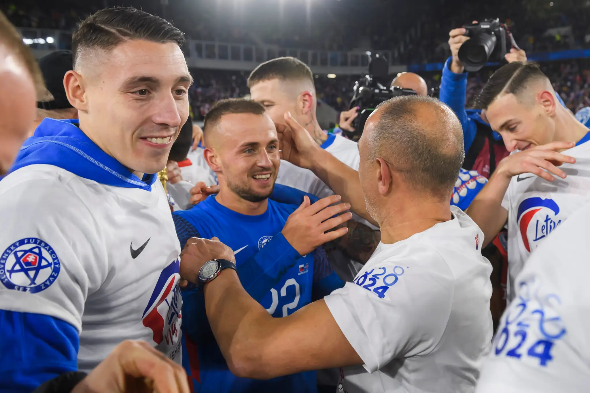 Zľava Róbert Boženík, Stanislav Lobotka (obaja Slovensko) a tréner Slovenska Francesco Calzona oslavujú postup na ME 2024.