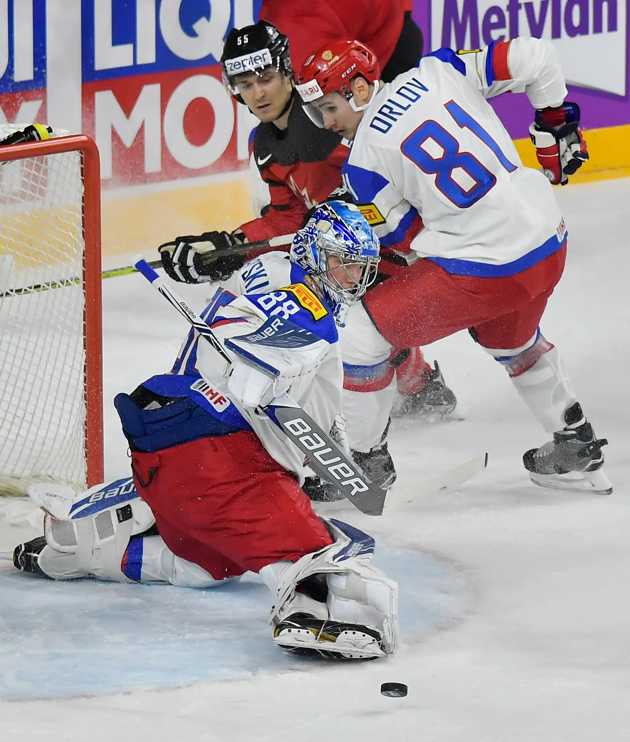 Ruský brankár Andrej Vasilevskij vyráža puk v semifinále MS 2017 proti Kanade.