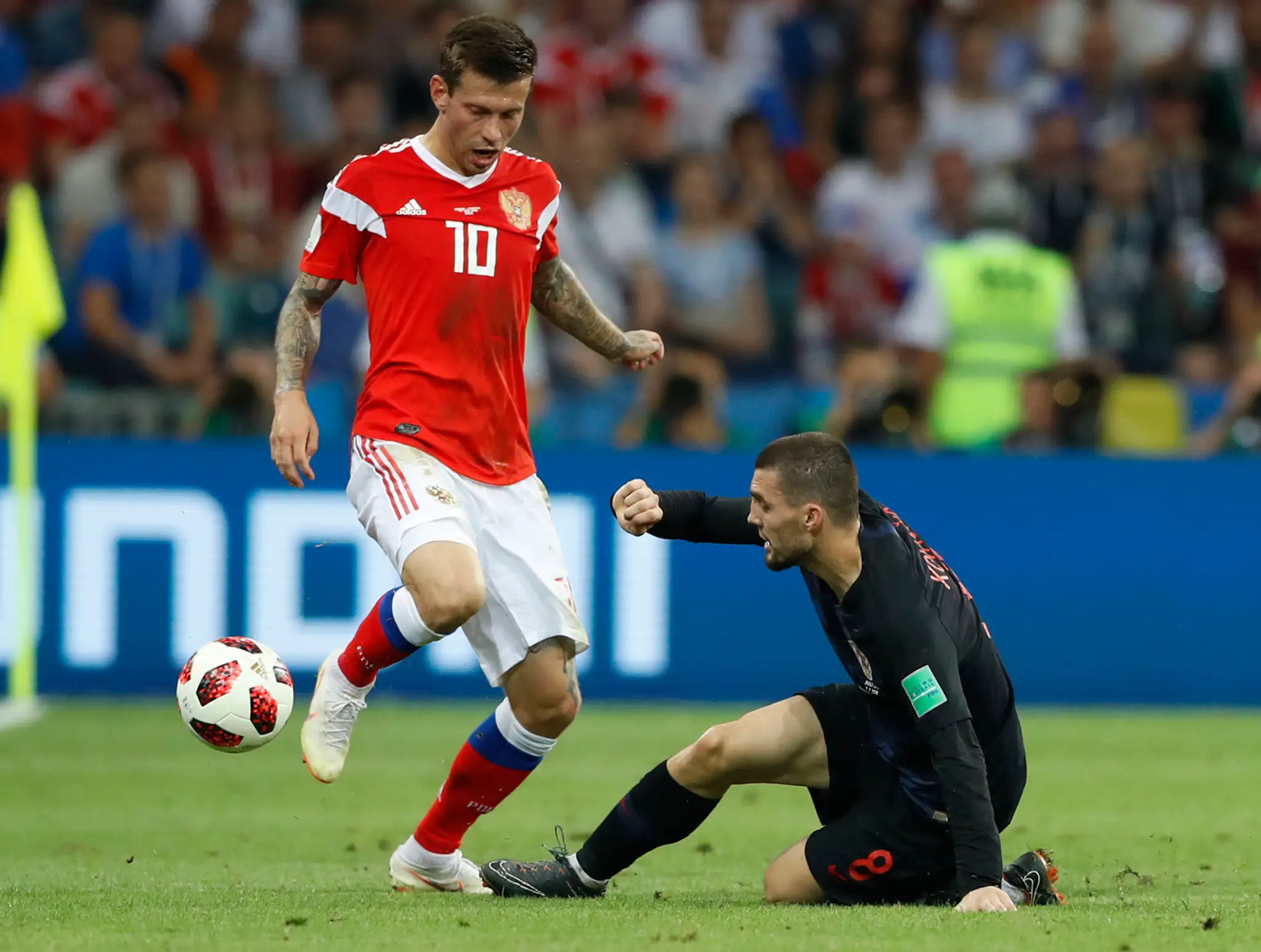 Rus Fjodor Smolov (vľavo) v súboji s Chorvátom Mateom Kovačičom vo štvrťfinále MS 2018.