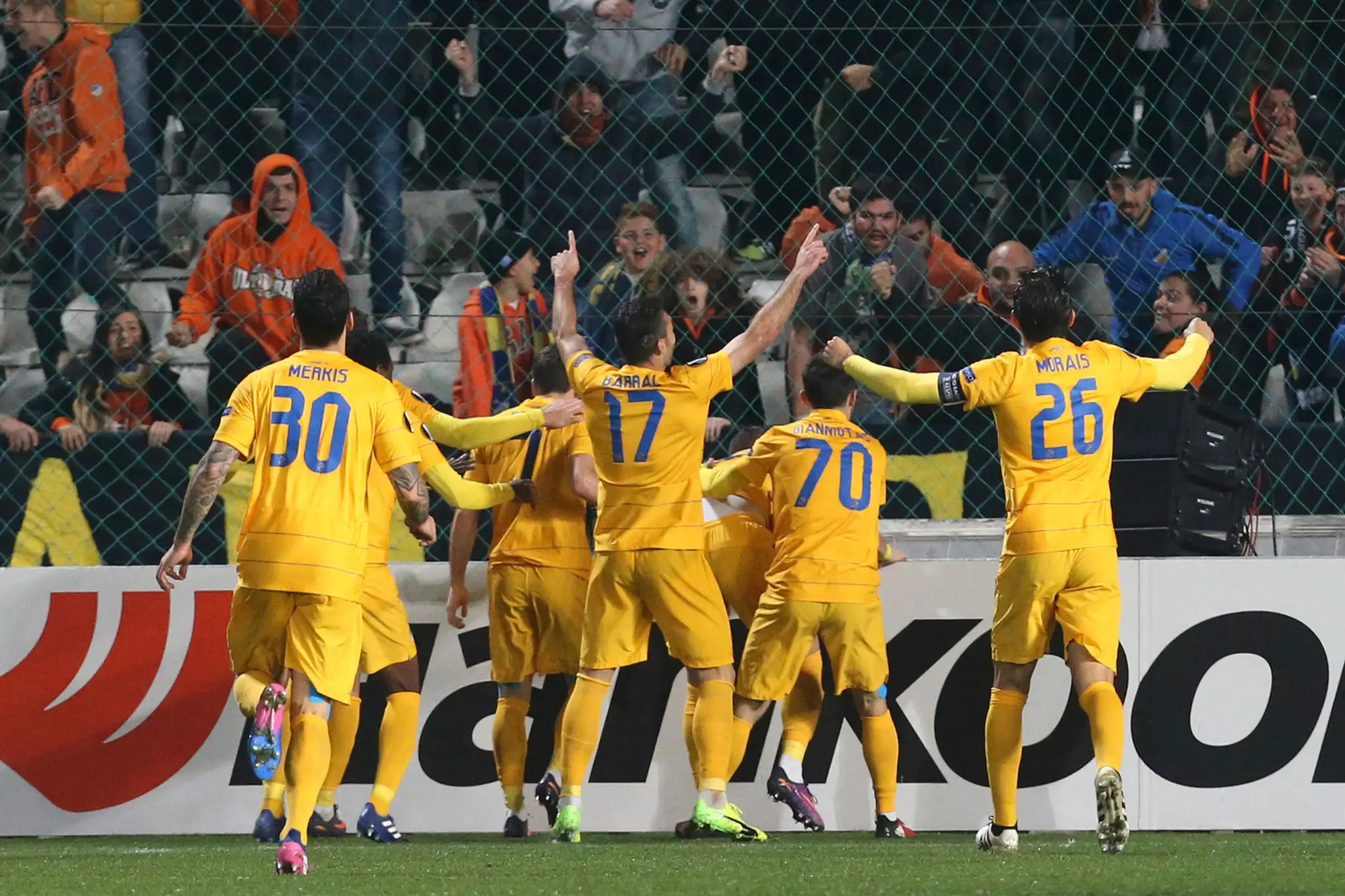 Radosť hráčov APOELu po góle proti Bilbau v šestnásťfinále EL.