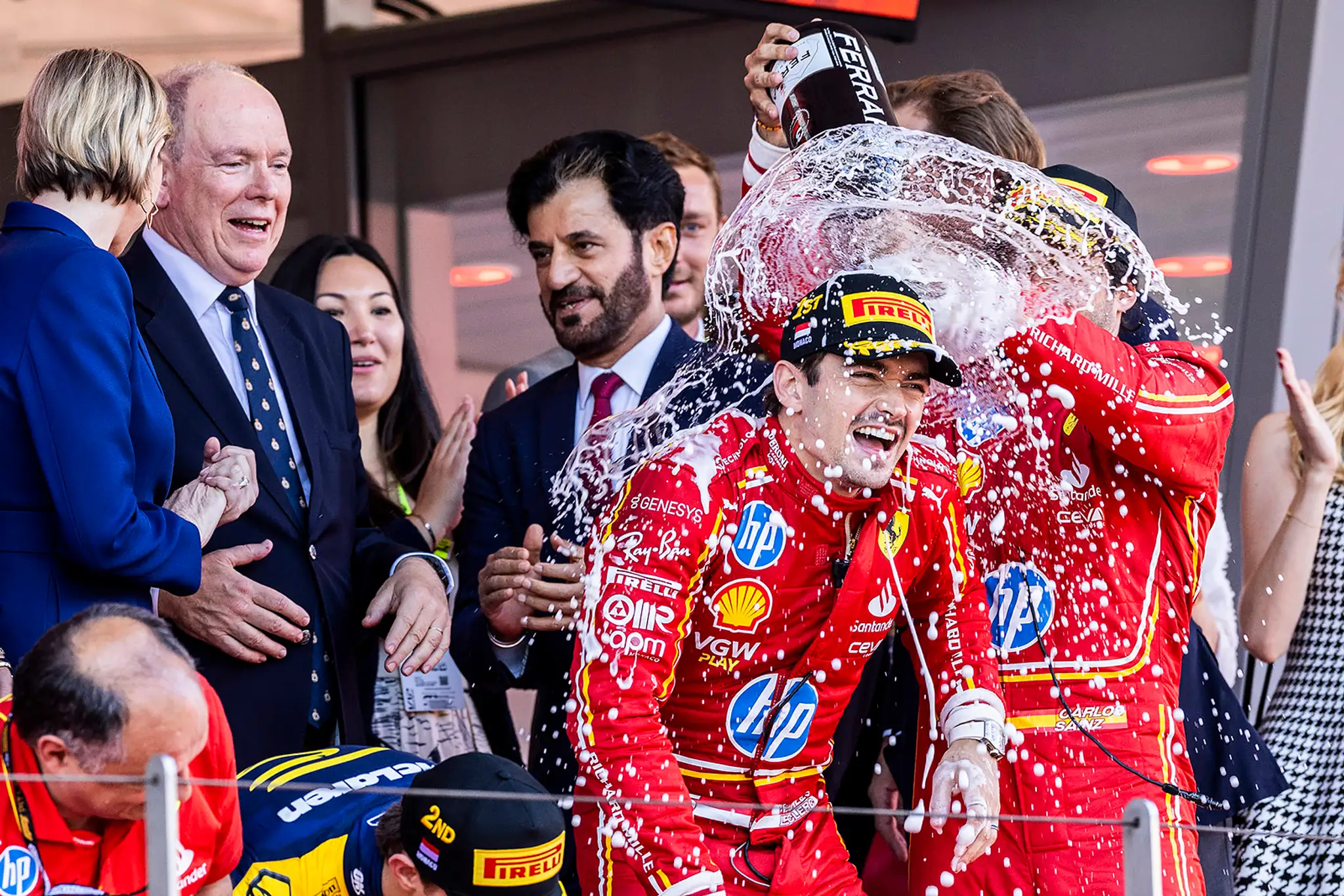 Po triumfe Charlesa Leclerca na Ferrari sa vo veľkom oslavovalo.