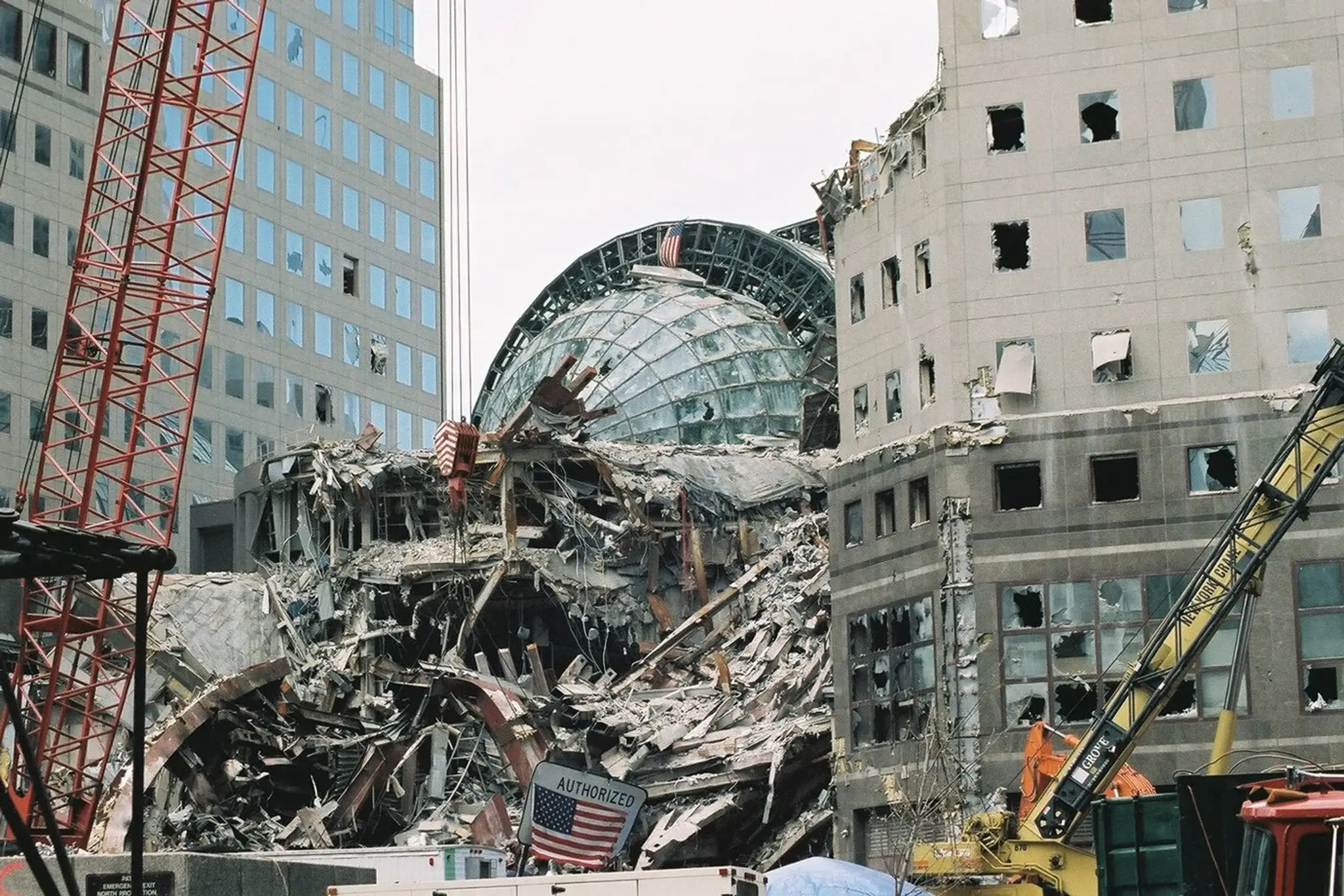 Trosky Dvojičiek vážne poškodili aj okolité budovy. Zničená bola časť komplexu World Financial Center vrátane presklenej haly Winter Garden, ktorá stála len niekoľko desiatok metrov od WTC.