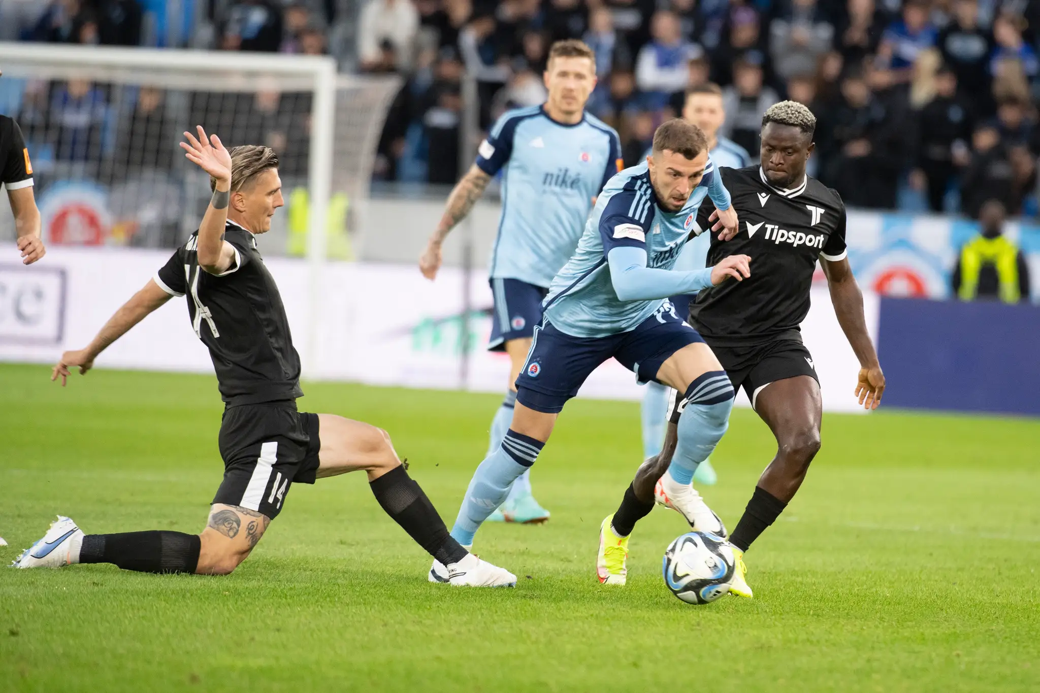 Uprostred Aleksandar Čavrič (Slovan), vpravo Hilary Gong a vľavo Taras Bondarenko (obaja Trenčín) v 10. kole Niké ligy.