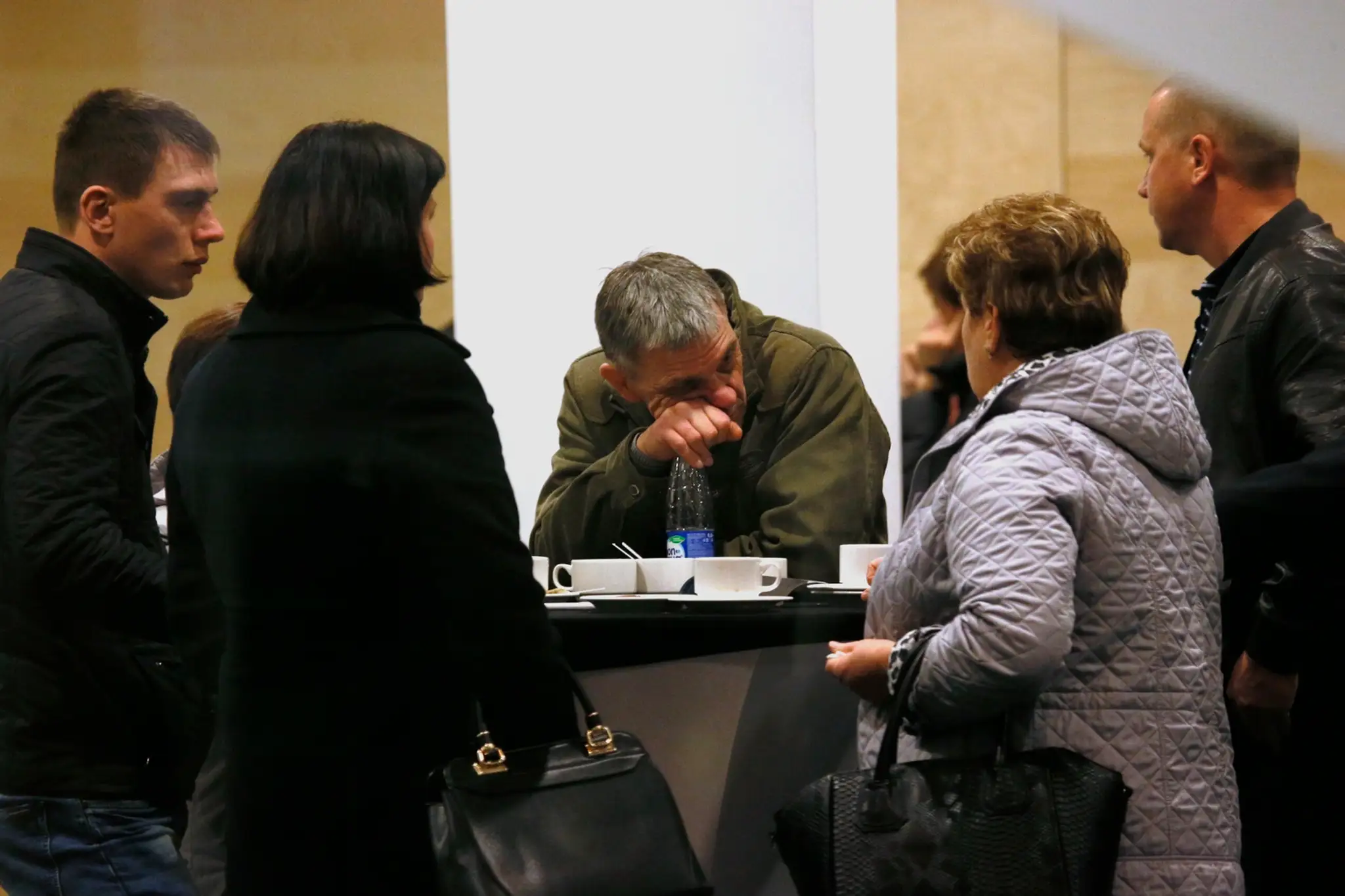 Smútok príbuzných obetí pádu airbusu na letisku v Petrohrade.