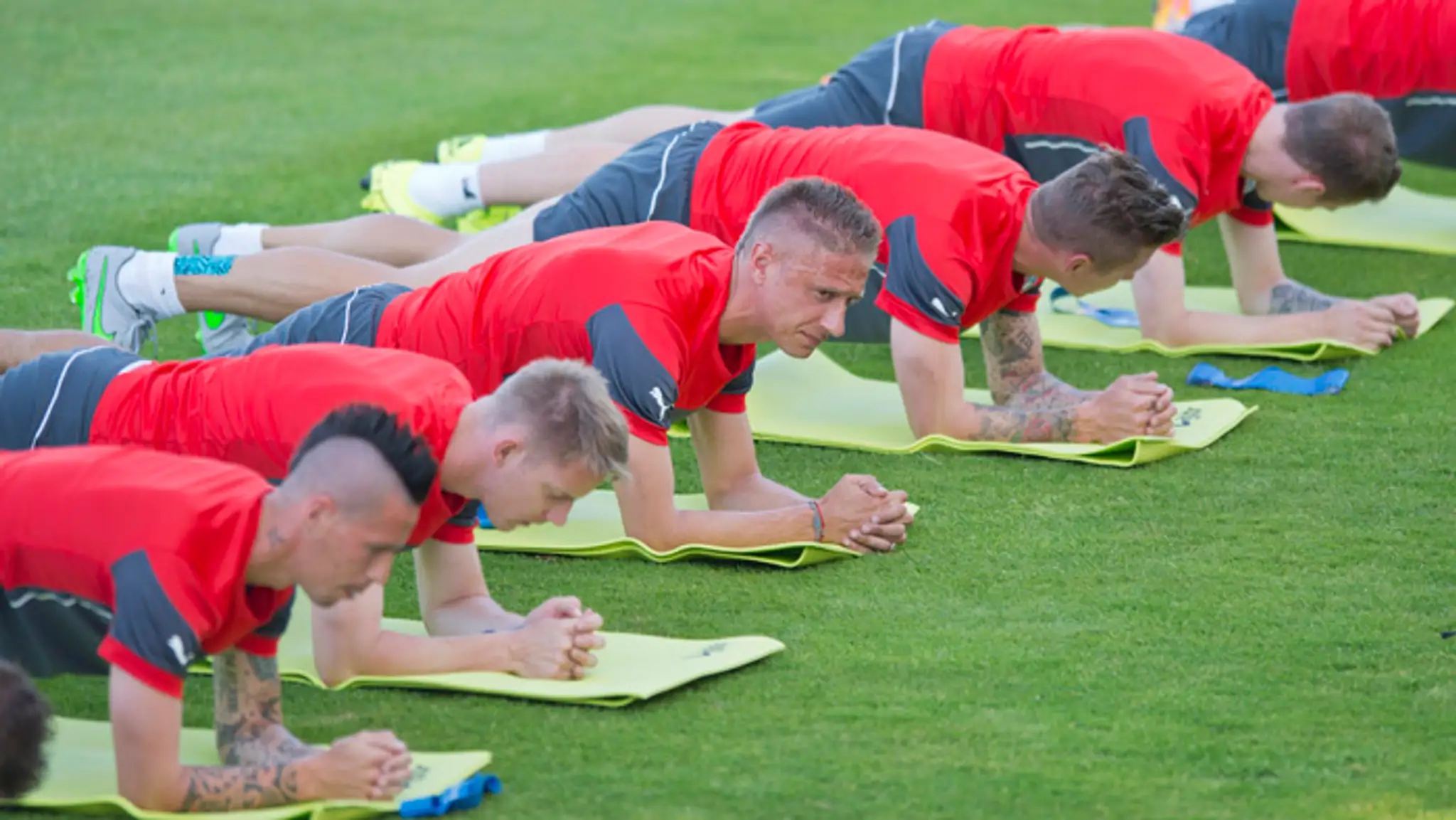 Hráči reprezentácie počas tréningu na zraze pred kvalifikačným zápasom s Macedónskom.