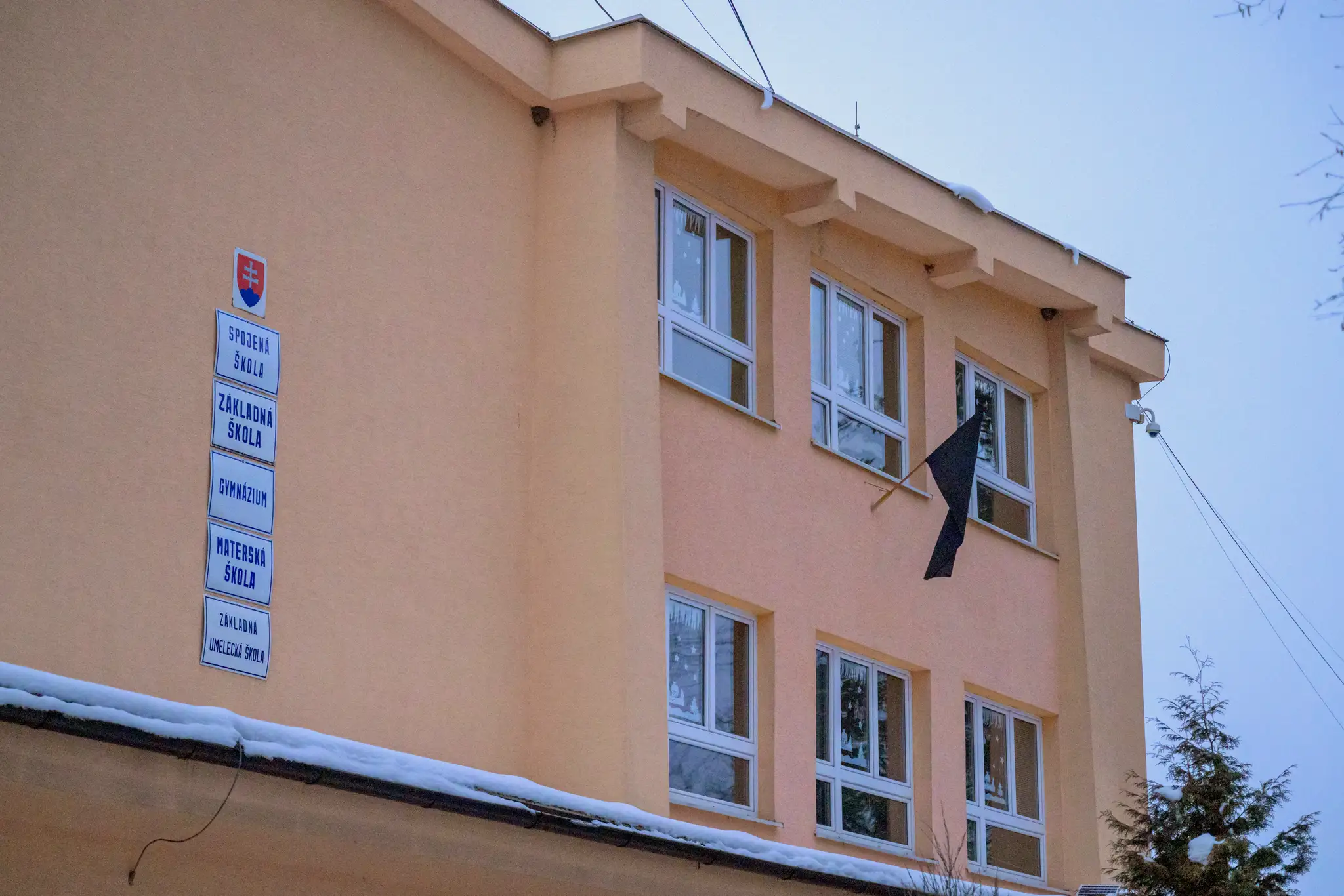 Na snímke čierna vlajka veje na jednej zo školských budov po útoku nožom na gymnáziu v meste Spišská Stará Ves