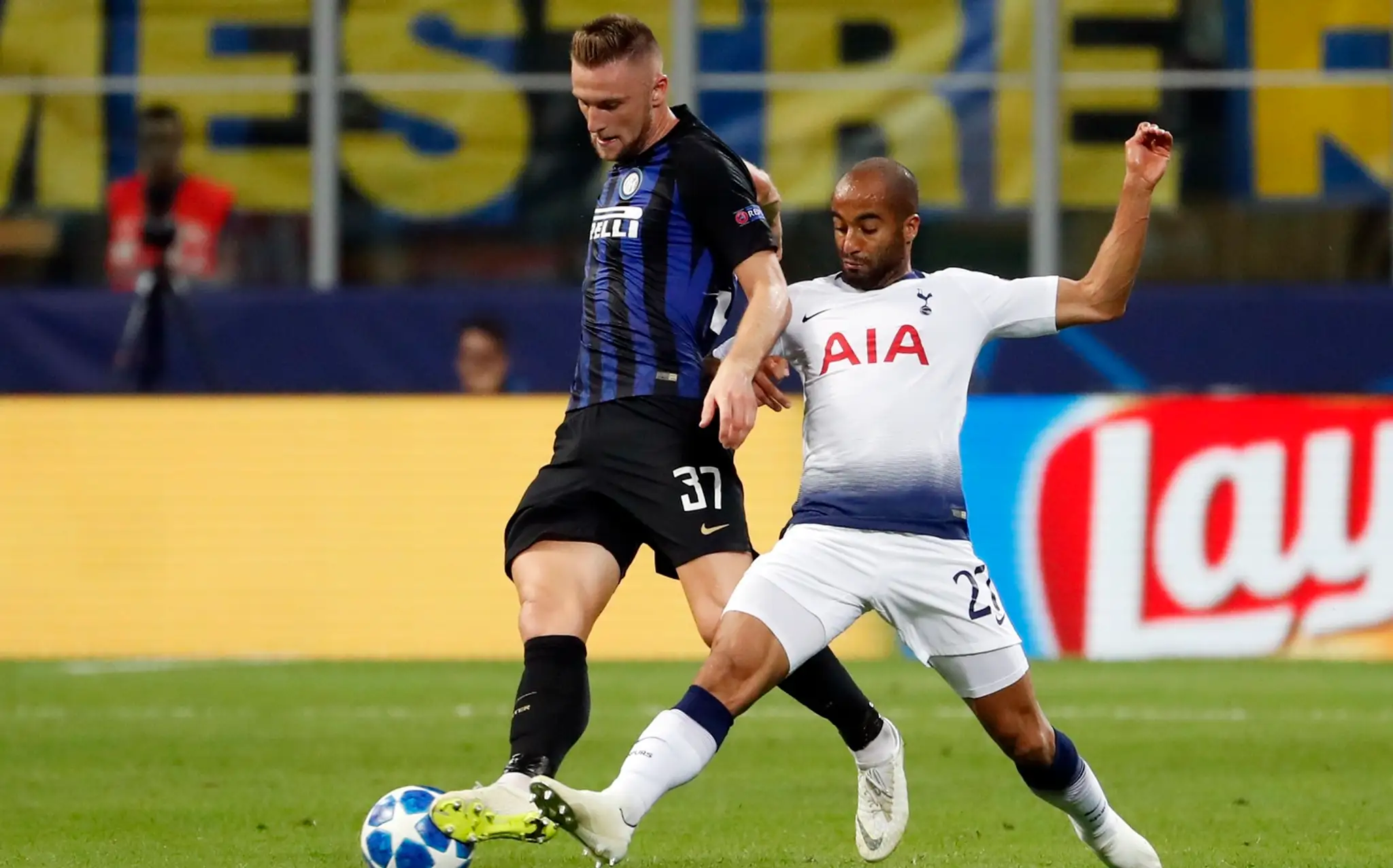Obranca Interu Miláno Slovák Milan Škriniar (vľavo) a hráč Tottenhamu Lucas bojujú o loptu.