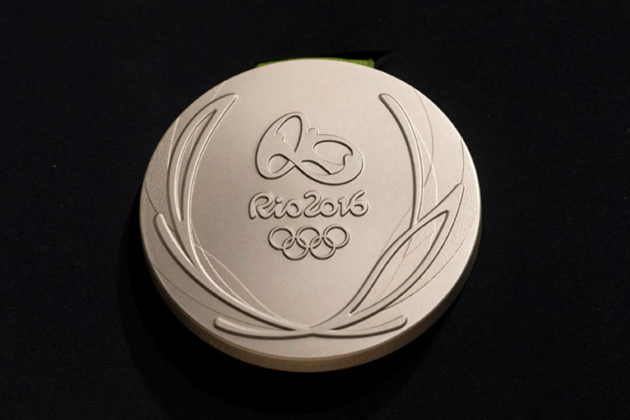 Líc striebornej olympijskej medaily.